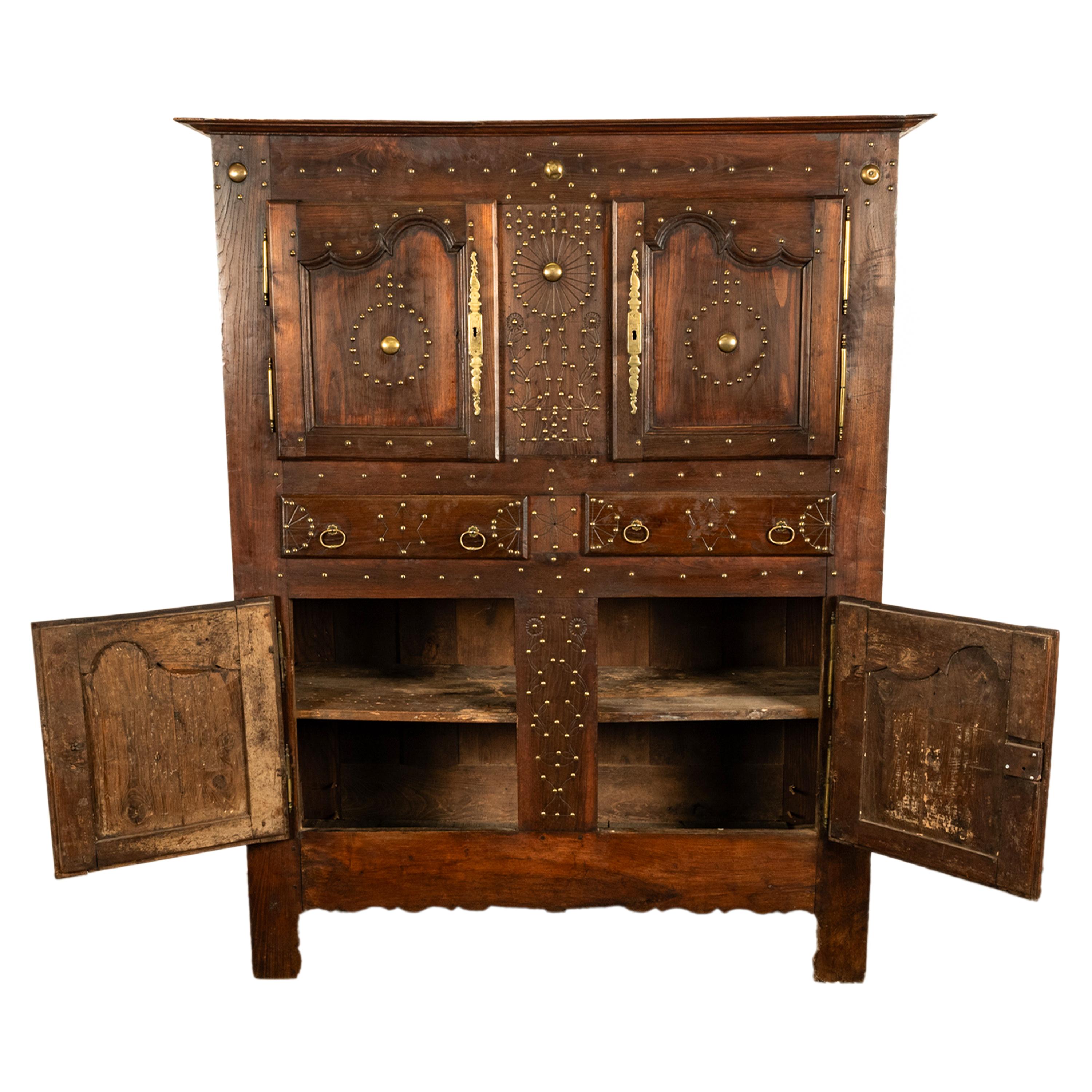 Antike 18. C Französisch Provincial Chestnut Messing Studwork Cabinet Cupboard 1720 (18. Jahrhundert) im Angebot