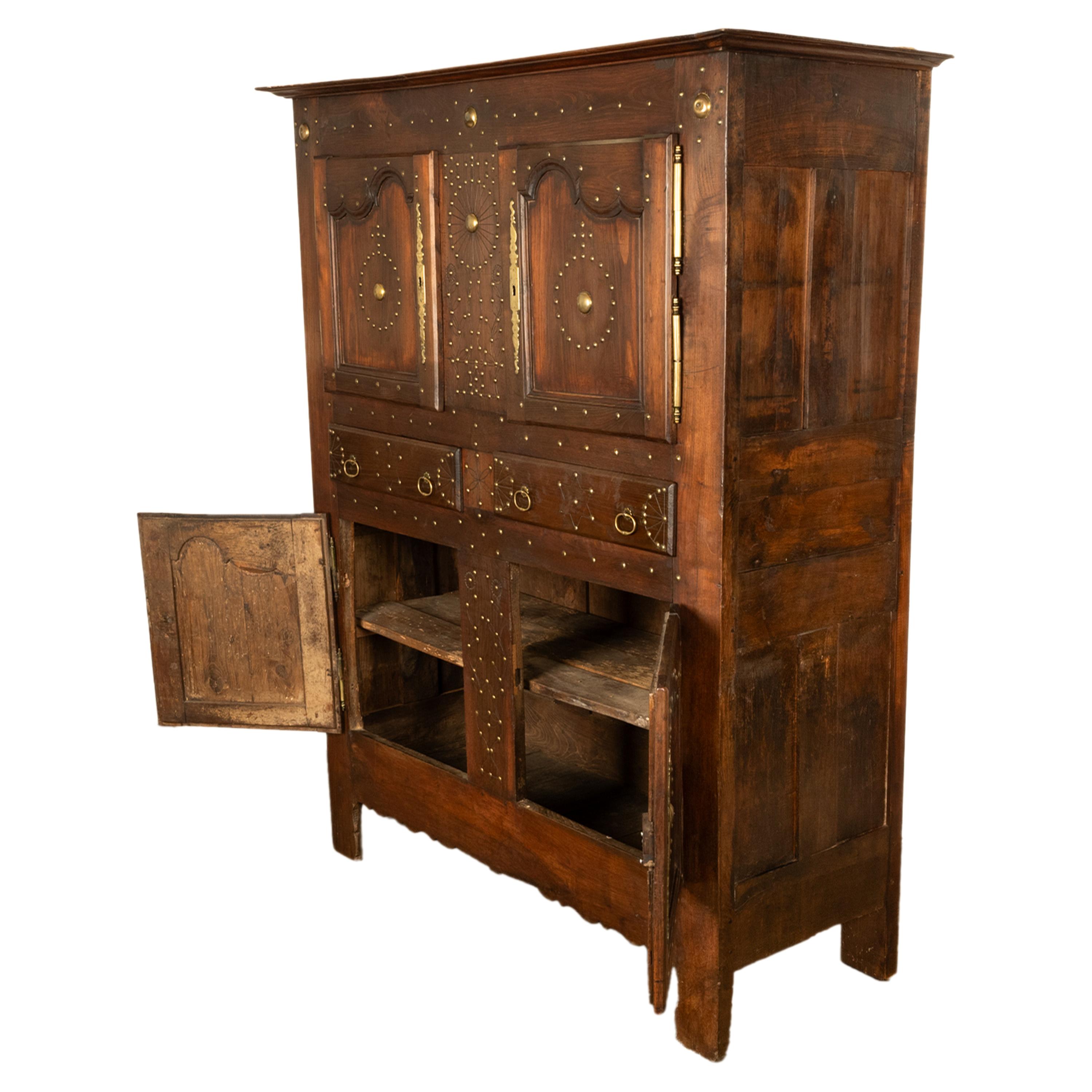 Antike 18. C Französisch Provincial Chestnut Messing Studwork Cabinet Cupboard 1720 (Kastanienholz) im Angebot