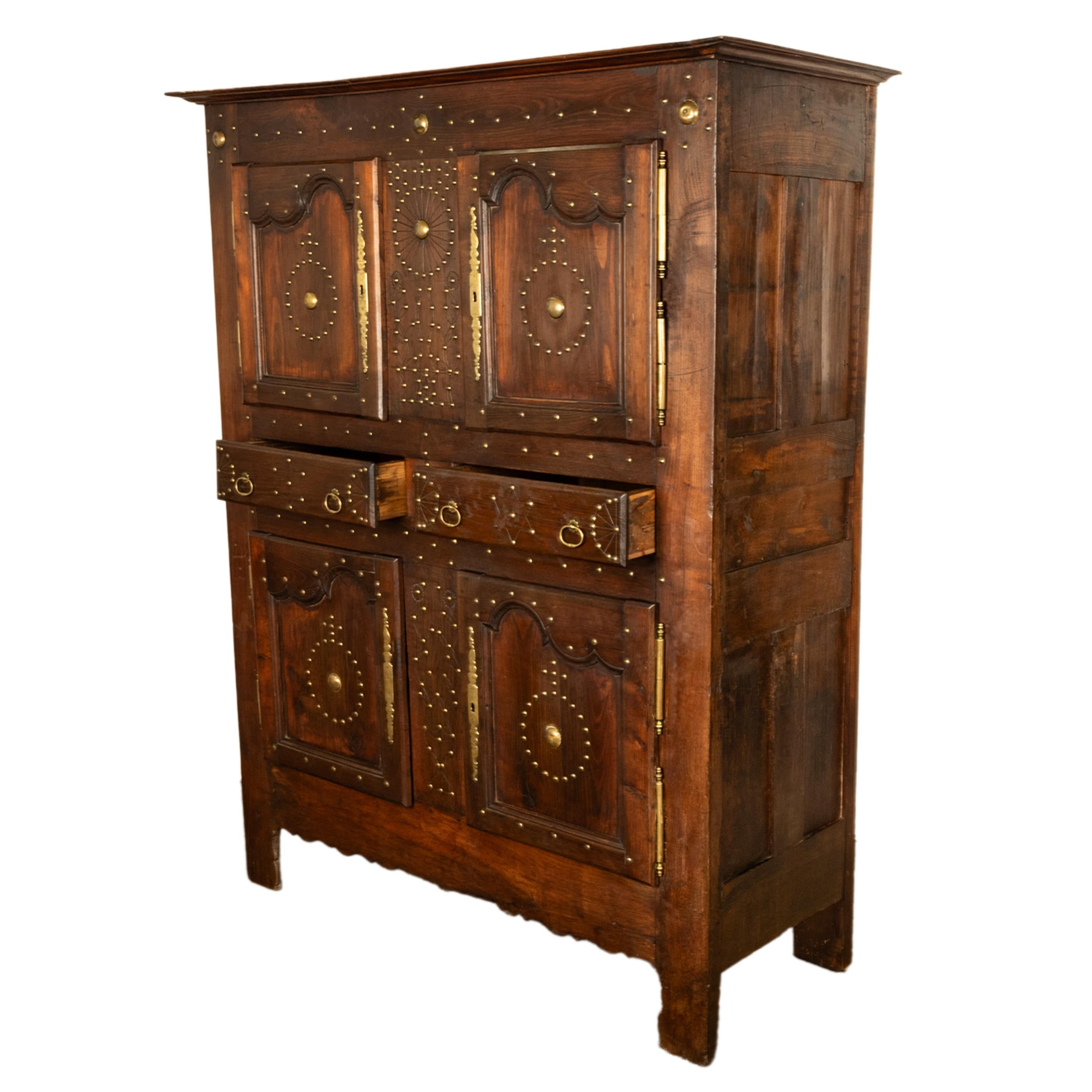 Antike 18. C Französisch Provincial Chestnut Messing Studwork Cabinet Cupboard 1720 im Angebot 1