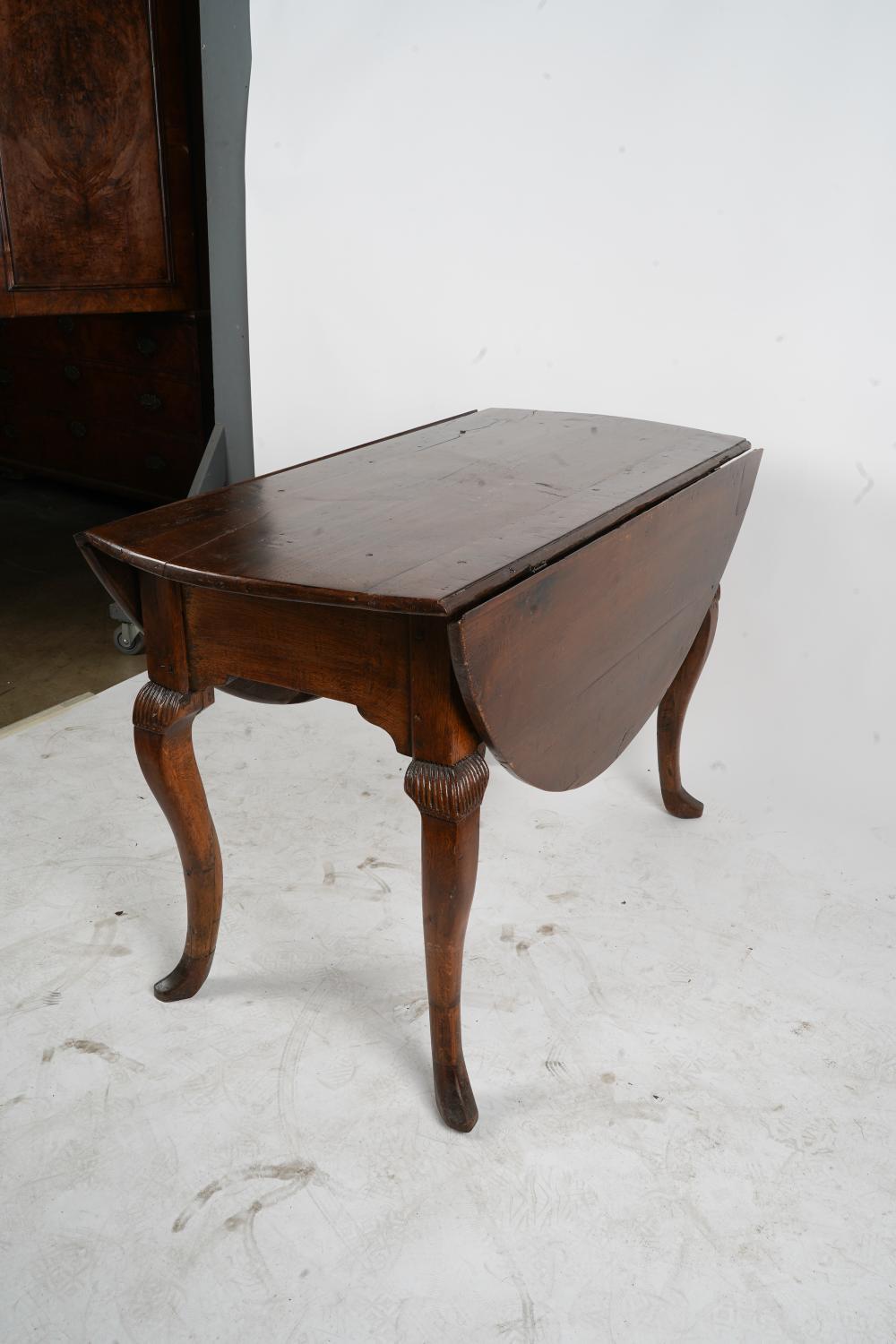 XVIIIe siècle Ancienne table provinciale française du 18ème siècle en chêne, provenant de la succession de Norman Lear en vente