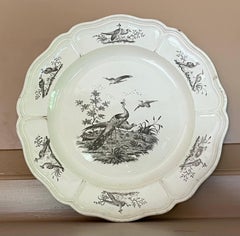 Antiguo s. XVIII Plato de loza «creamware» de George III, de Leeds, con motivos de aves exóticas en negro