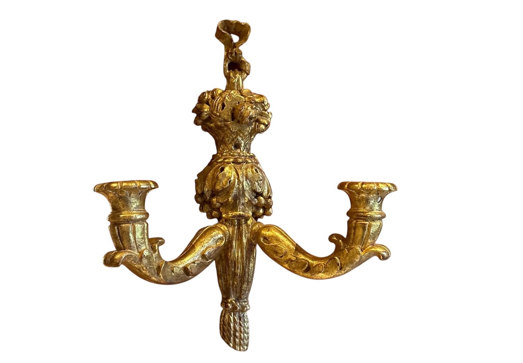 Louis XV Applique murale italienne ancienne en bois doré du 18ème siècle. 1 de deux disponibles. en vente