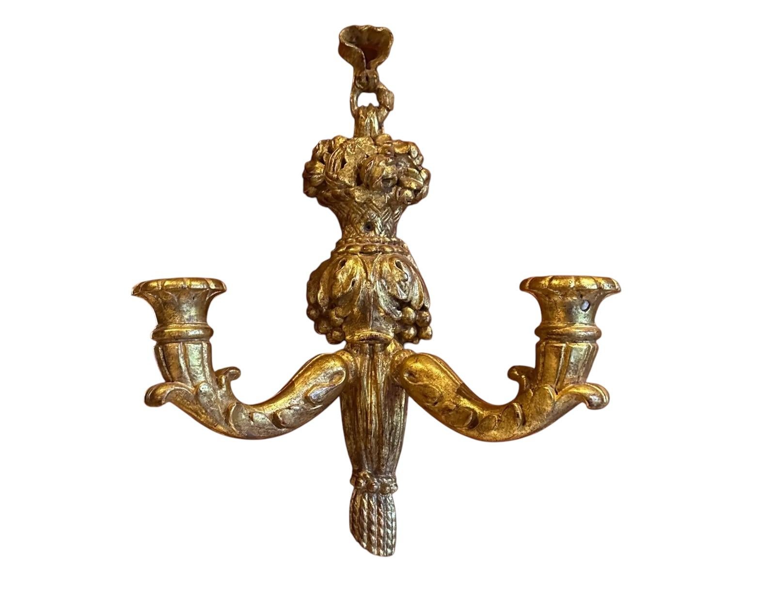 Applique murale italienne ancienne en bois doré du 18ème siècle. 1 de deux disponibles. Bon état - En vente à LOS ANGELES, CA