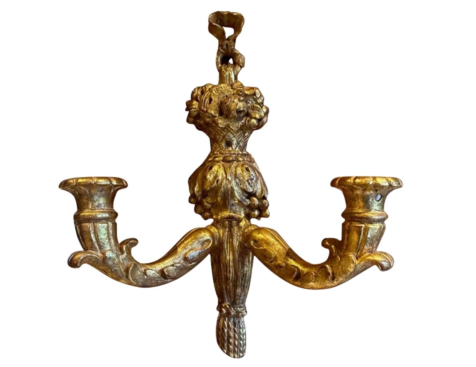 XIXe siècle Applique murale italienne ancienne en bois doré du 18ème siècle. 1 de deux disponibles. en vente
