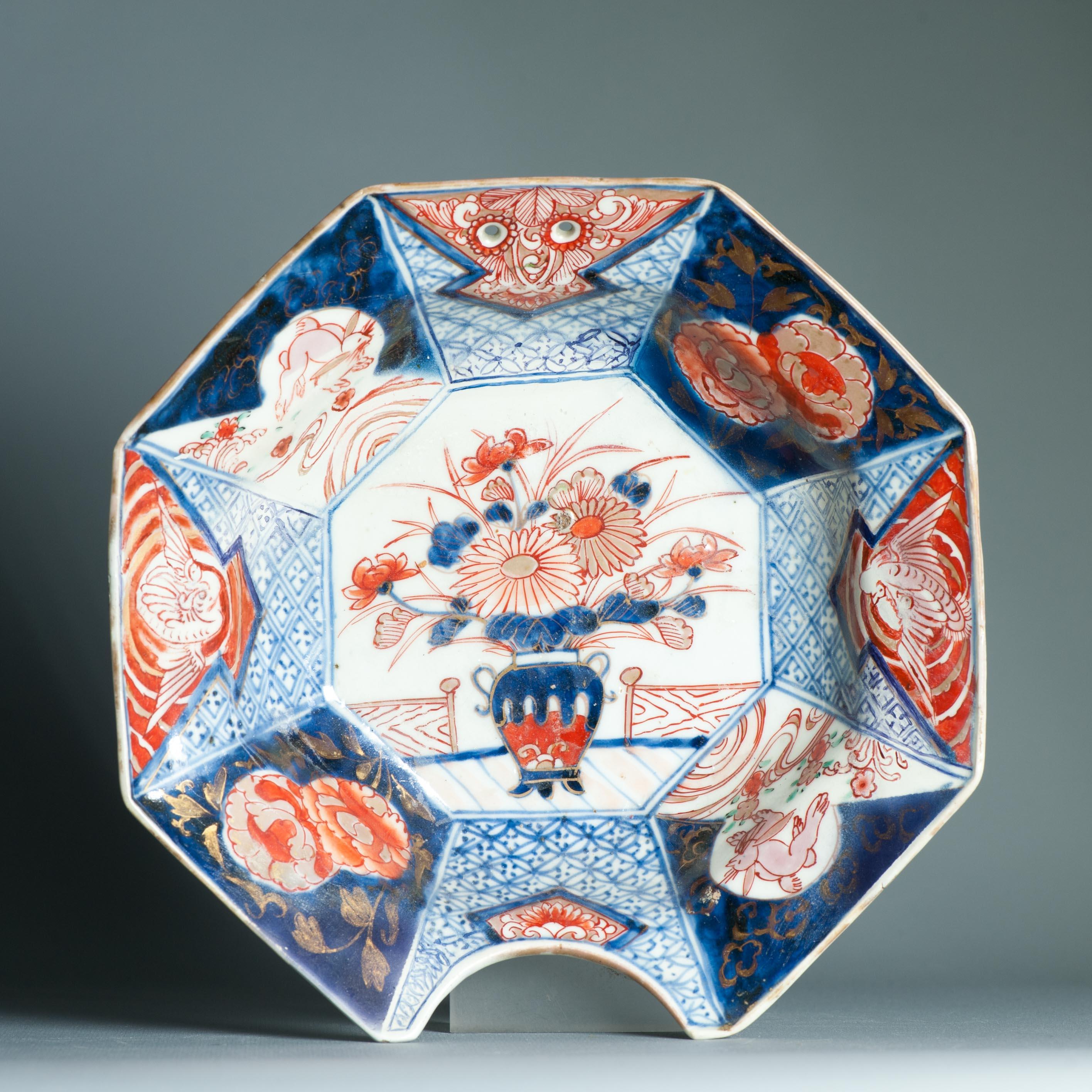 Cuenco/cuenco de barbero de porcelana Imari, utilizado para afeitarse, sangrar y mucho más.
Finales del siglo XVII o principios del XVIII,
Pintado con flores centrales, liebres y Pájaros.
Tamaño: 25,8x6,5cm diámetroxaltura

Puedes encontrar piezas