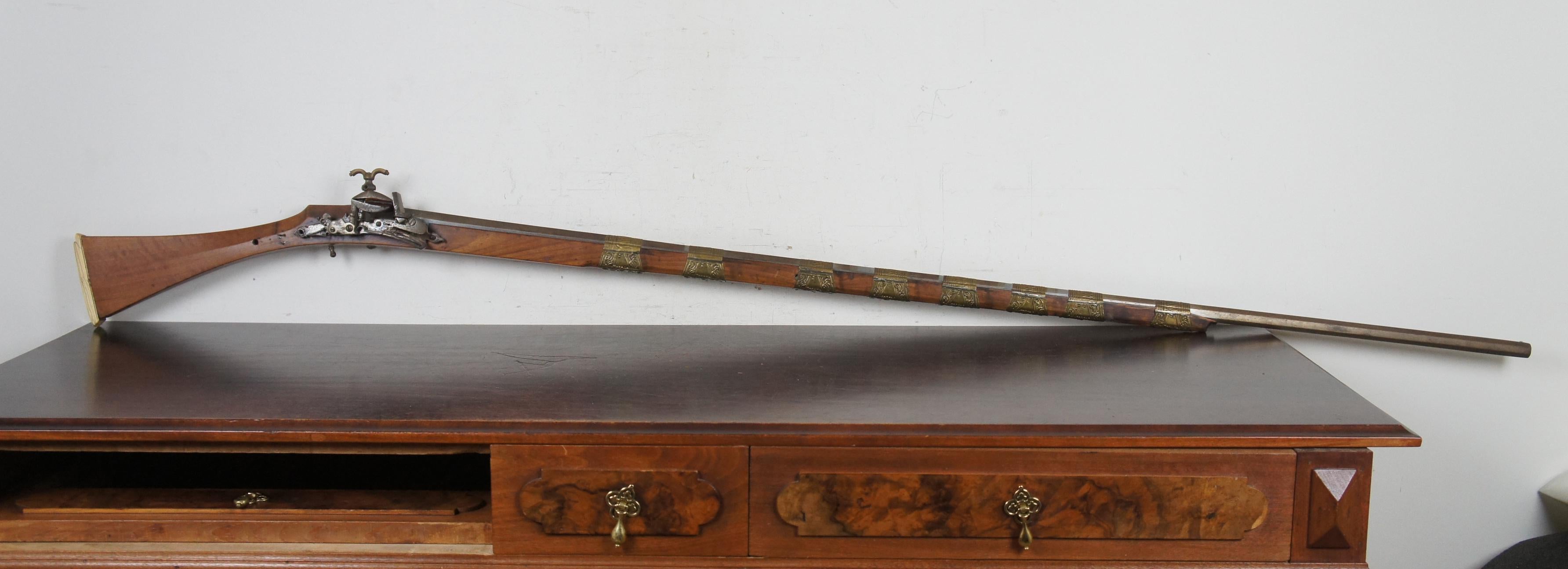 Eine schöne späten 18. Jahrhundert marokkanischen Miquelet Steinschlossgewehr. Mit einem achteckigen 56-Zoll-Lauf, der mit geprägtem Messing ummantelt ist. Der Hinterschaft ist aus Knochen, zusätzlich zu einigen Akzenten an der Seite und um den