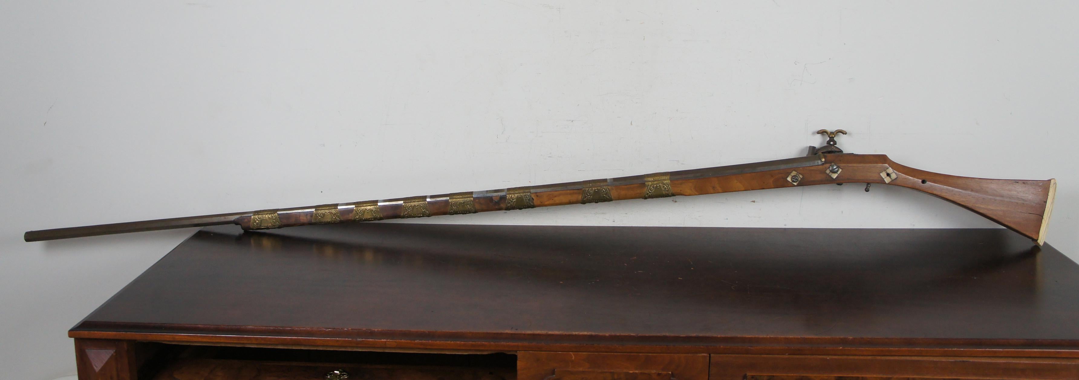Antike marokkanische Snaphaunce Miquelet Flintlock Rifle Dog Lock Gun Stempel aus dem 18. Jahrhundert (Afrikanisch) im Angebot