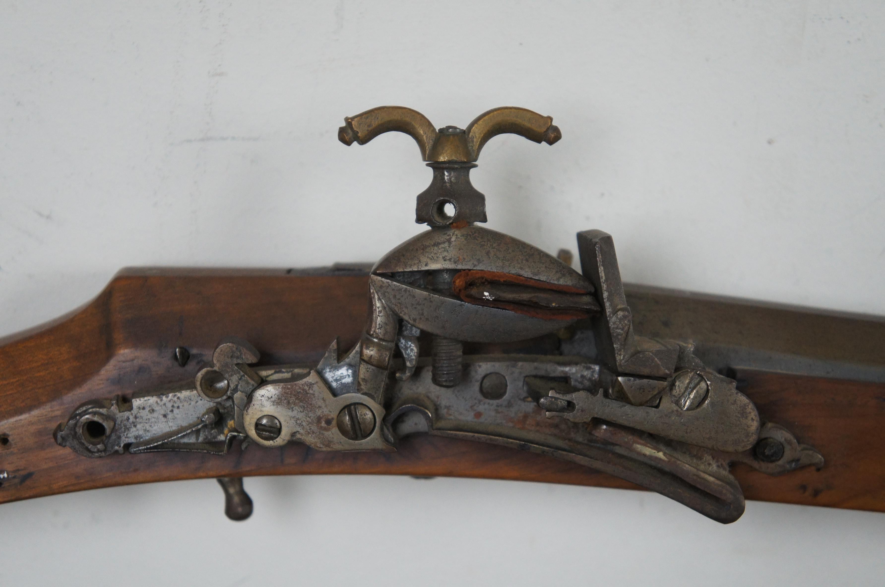 Antike marokkanische Snaphaunce Miquelet Flintlock Rifle Dog Lock Gun Stempel aus dem 18. Jahrhundert (Messing) im Angebot