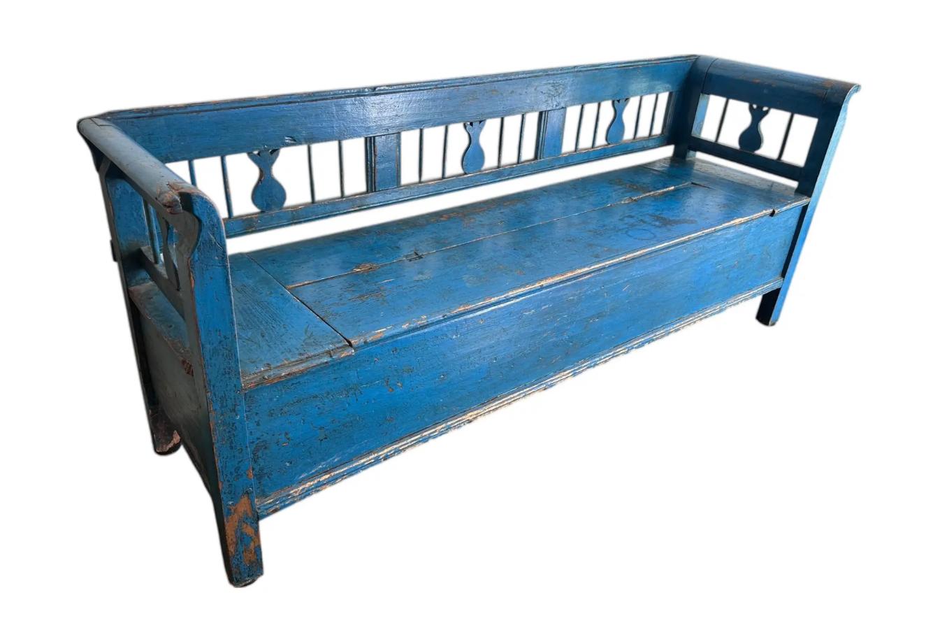 A.I.C. Caisson à couvertures primitif américain peint.