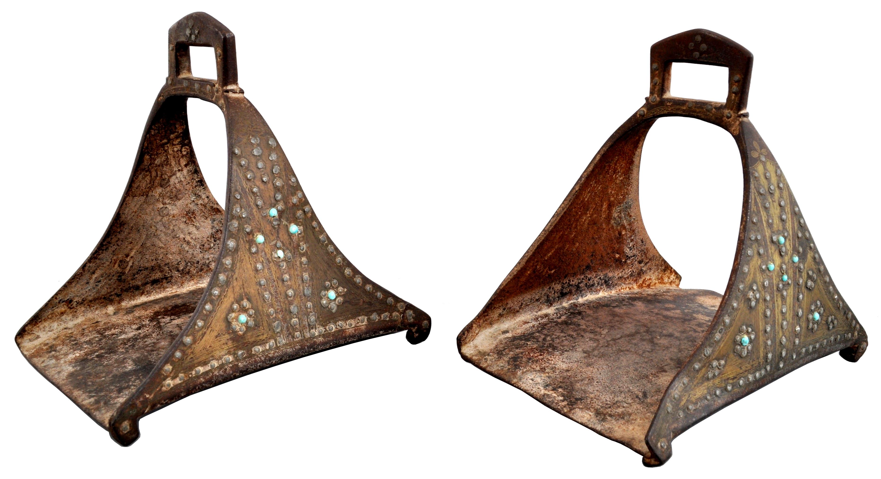 Antique 18th century Islamic Safavid period ottoman Persian Islamic iron stirrups, circa 1700. The stirrups made of russet iron and having gold alloy inlaid decoration and also set with small turquoise cabuchons.