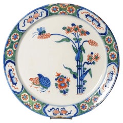 Ancienne assiette en faïence de Delft hollandaise inhabituelle du 18ème siècle de style Kakiemon, grande taille