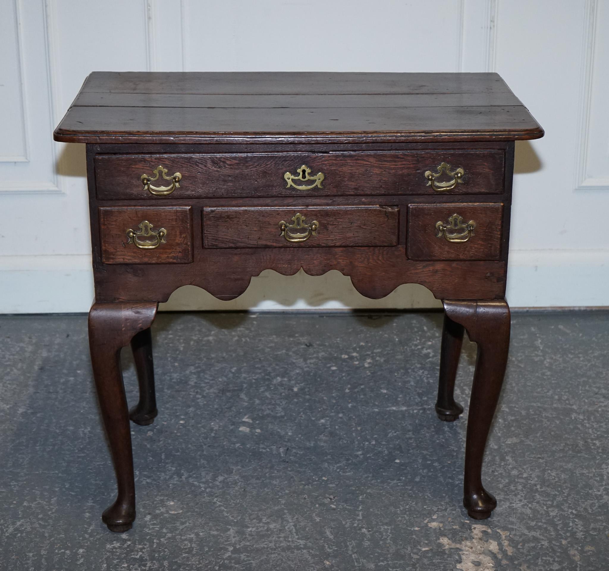 
Antigüedades de Londres



Elegante ejemplo de mueble de finales del periodo georgiano, esta mesa baja antigua de roble (también conocida como mesita auxiliar o de lámpara) se distingue por sus patas cabriolé, su delantal festoneado y su cálida