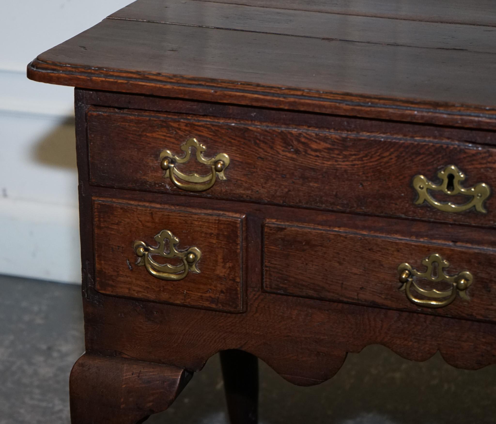 ANTIGUO ESCRITORIO PEQUEÑO DE ROBLE DEL SIGLO XVIII INGLES GEORGIO II Británico en venta