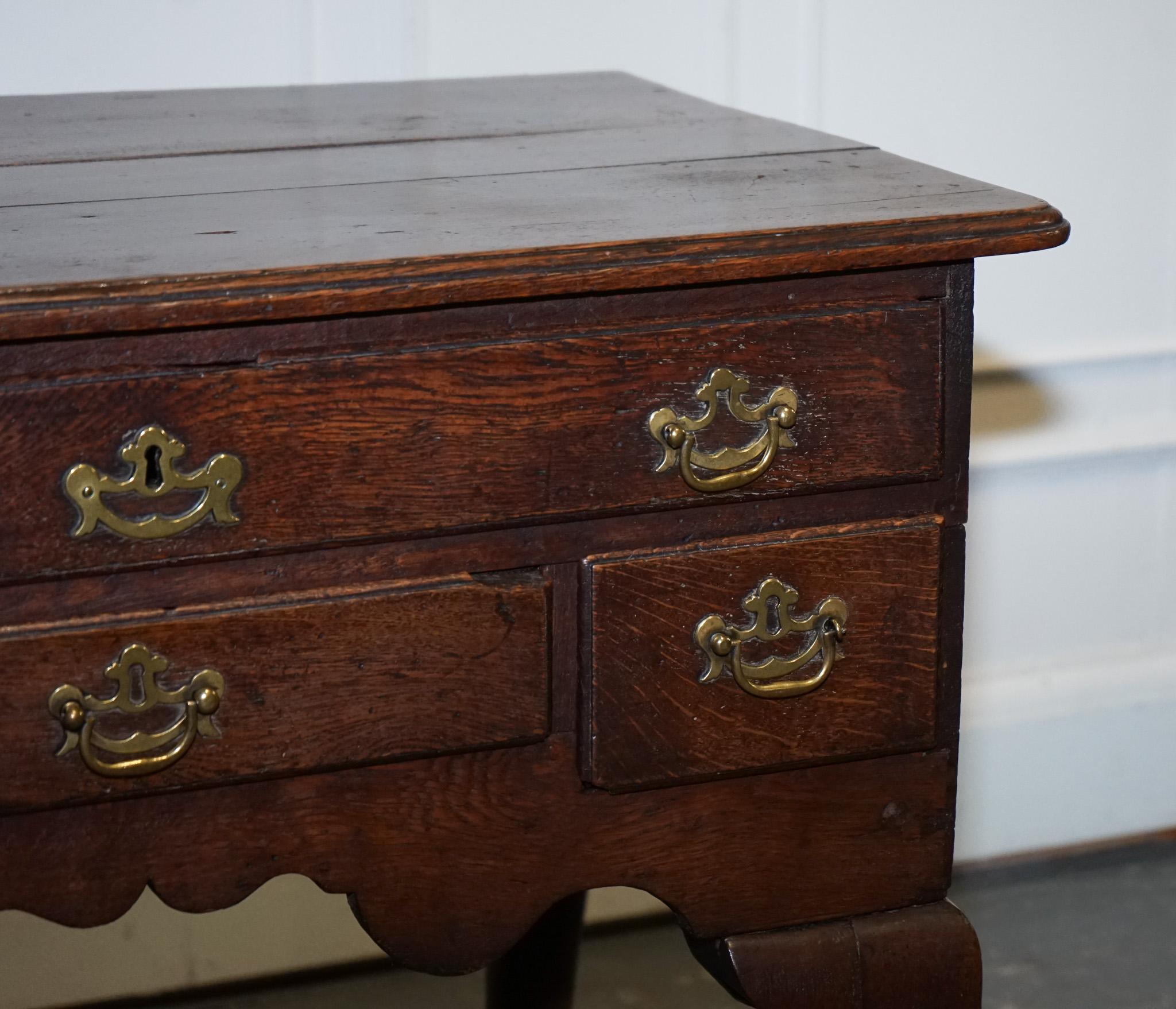 ANTIGUO ESCRITORIO PEQUEÑO DE ROBLE DEL SIGLO XVIII INGLES GEORGIO II Hecho a mano en venta