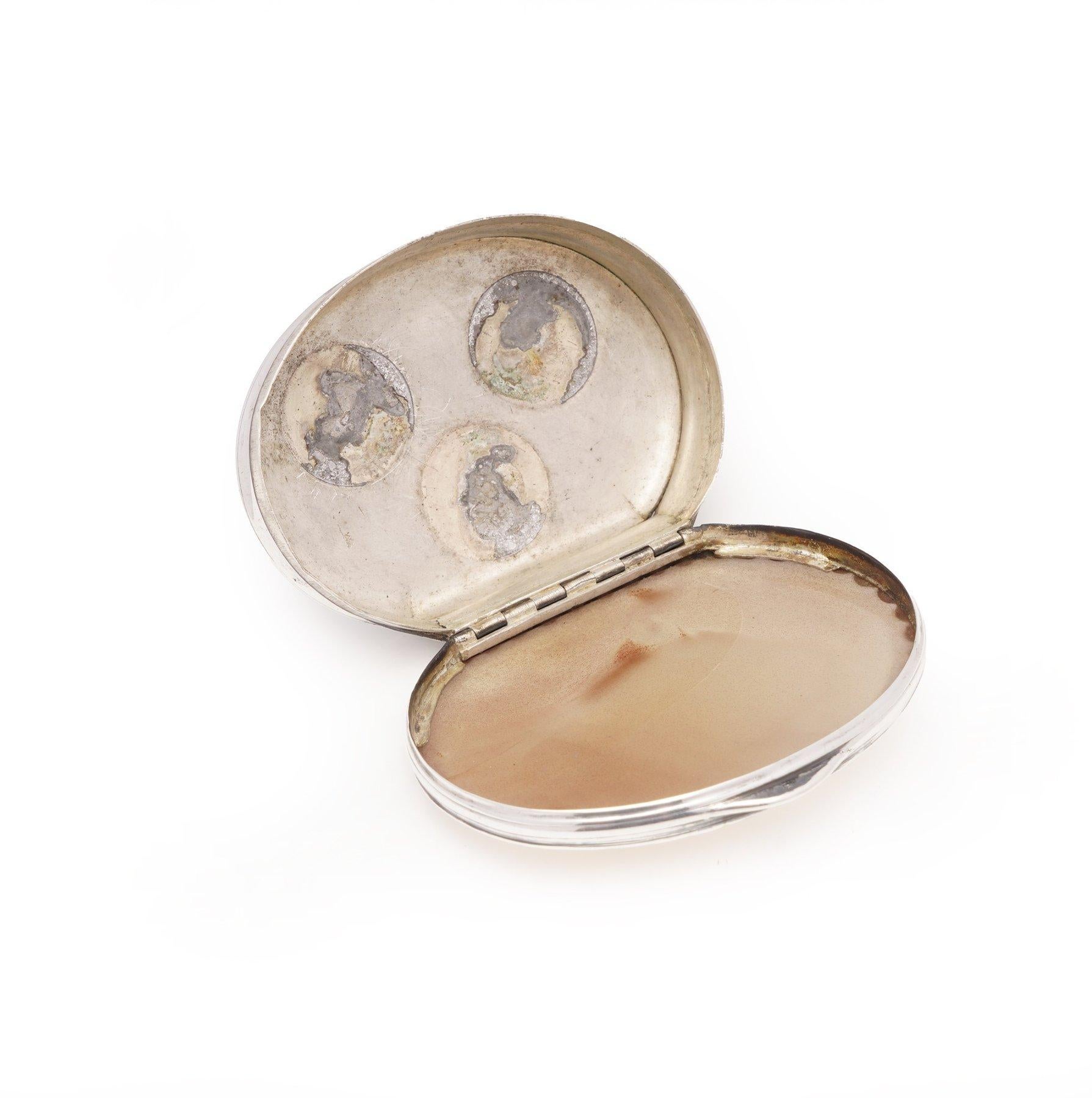 Tabatière ancienne du 18e siècle en agate et argent.
Fabriqué vers les années 1780

Dimensions :
Longueur x largeur x profondeur : 8 x 6,2 x 1,7 cm
Poids : 90 grammes

Condit : L'ensemble est d'occasion, présente une usure liée à l'âge, bon état