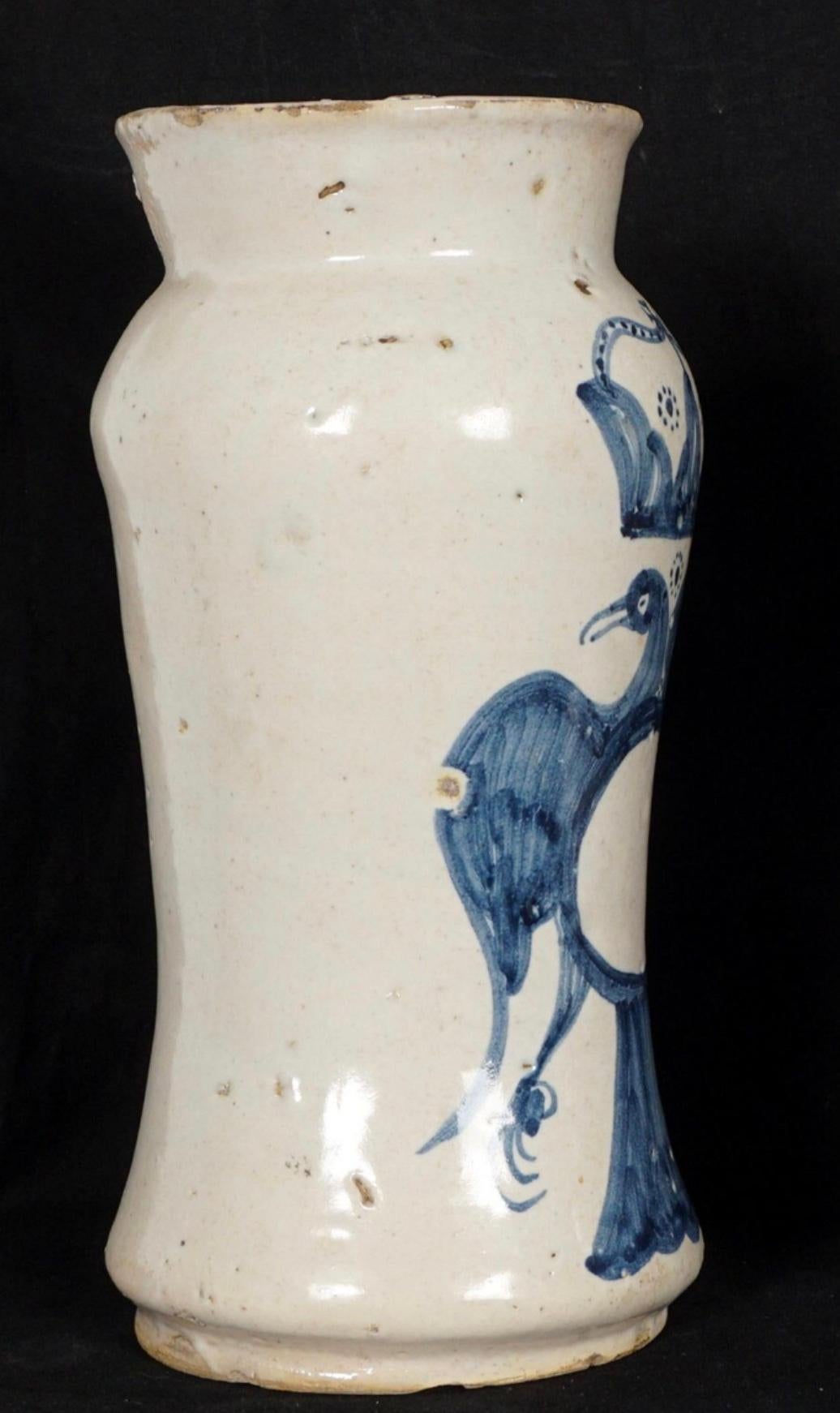jarre de forme balustre en Albarello bleu et blanc du 18e siècle, avec motif de couronne sur aigle double.