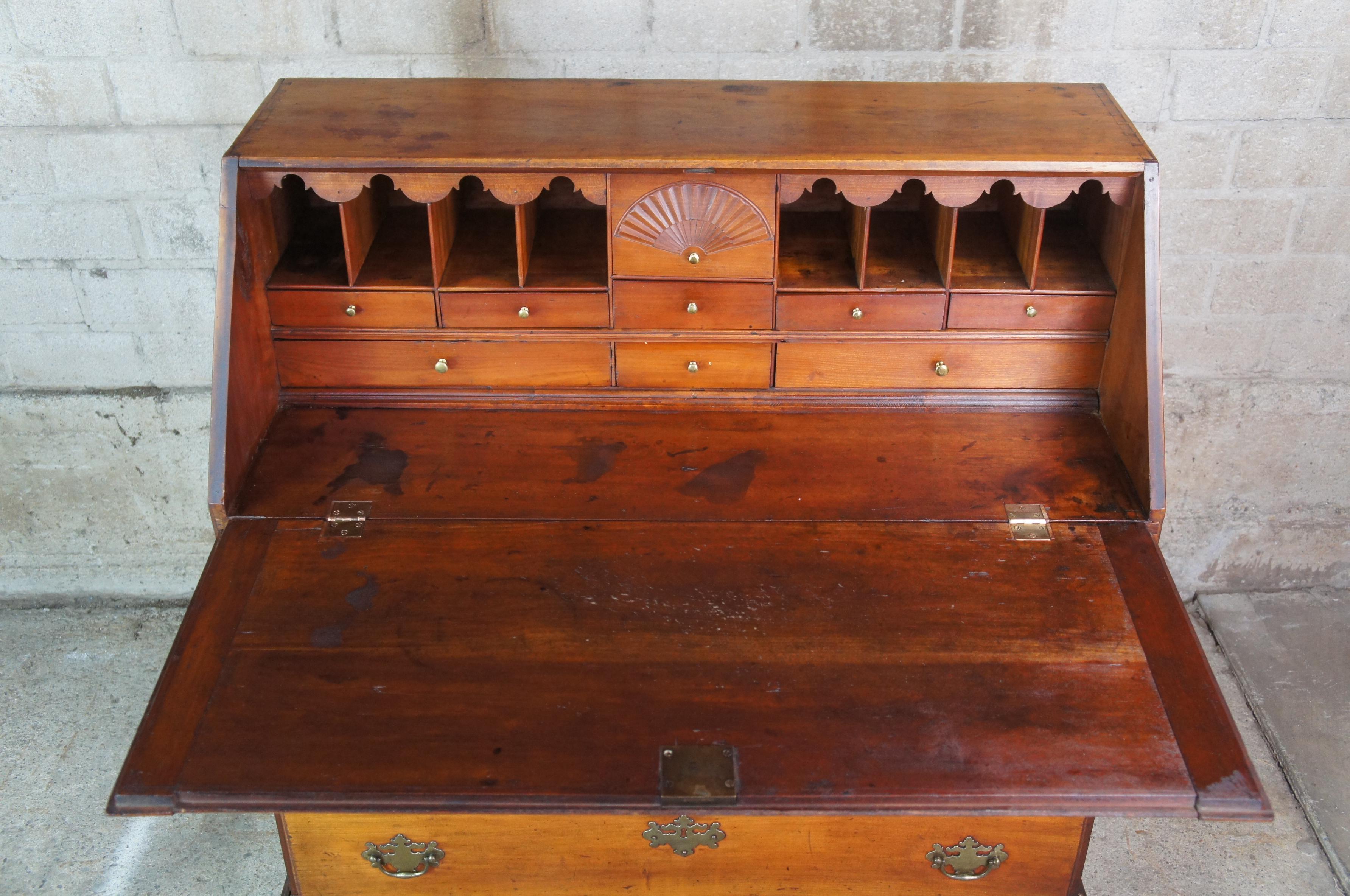 Antiker amerikanischer Chippendale-Ahorn-Sekretär-Schreibtisch aus dem 18. Jahrhundert (18. Jahrhundert und früher) im Angebot