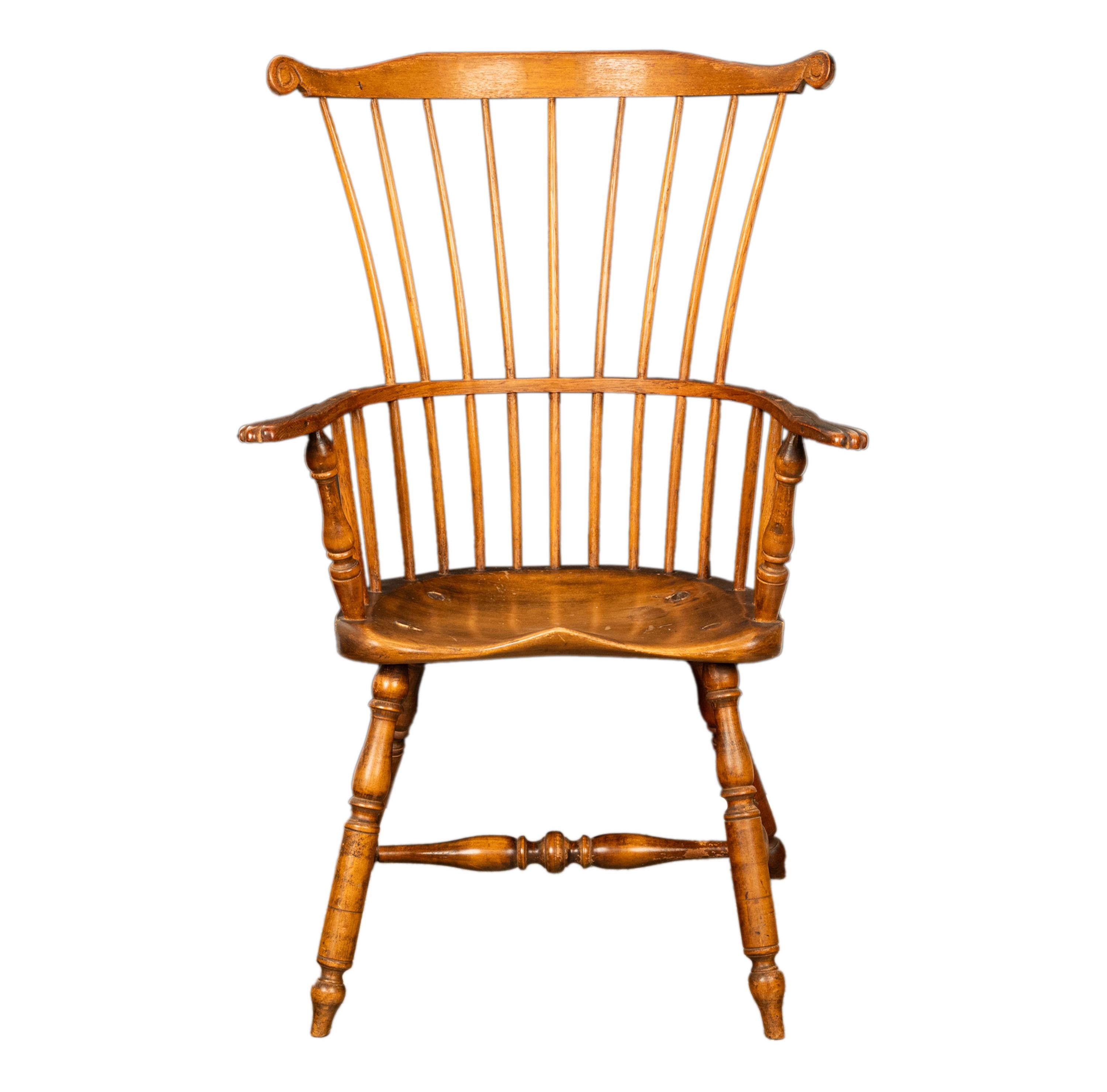Un bon fauteuil Windsor en érable de Nouvelle-Angleterre à dossier en éventail/peigne, Massachussetts, vers 1780.
Très beau fauteuil Windsor en érable de la fin des années 1700, de la période Feder. Le dossier est en forme d'éventail avec des