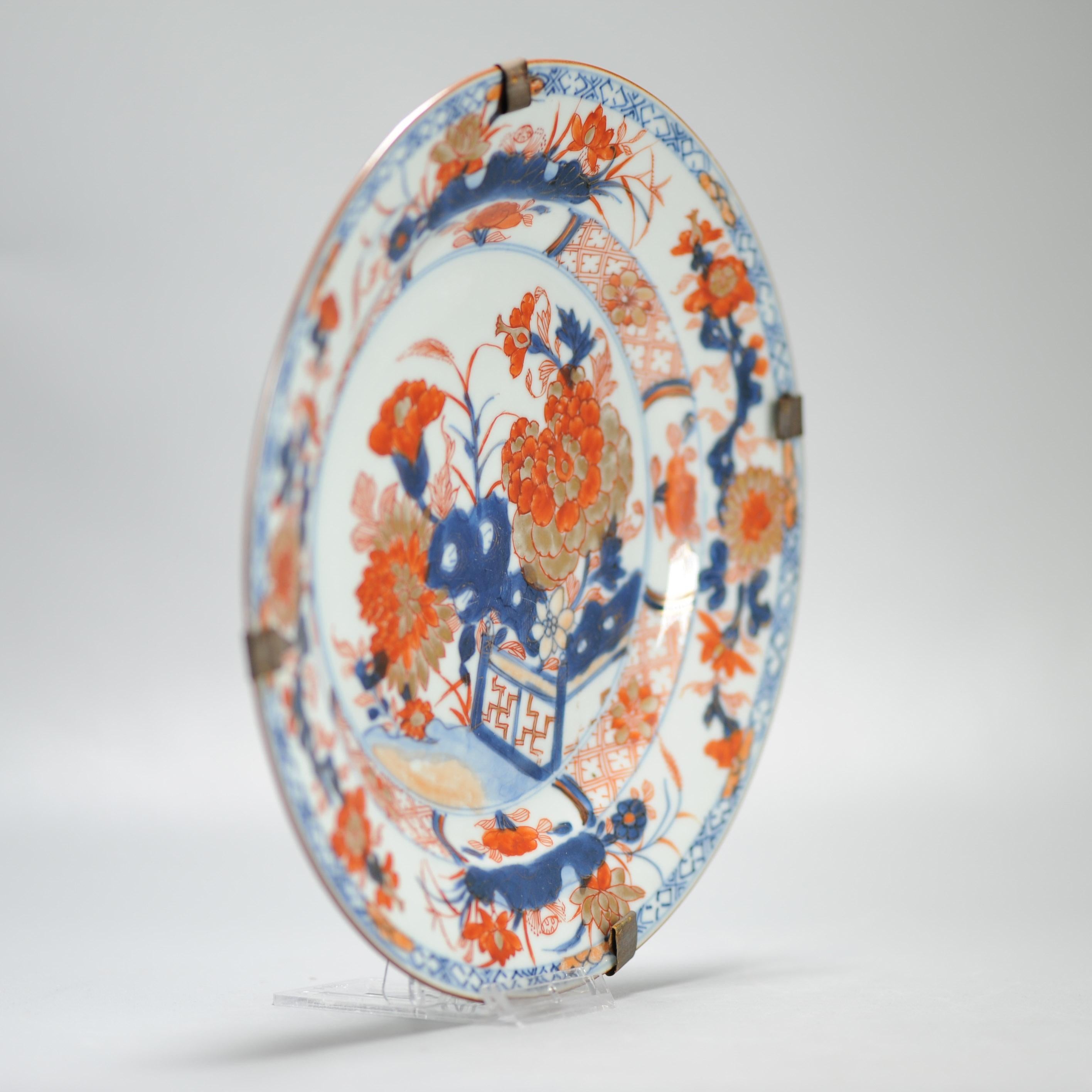 Antique 18th century Antique Kangxi Yongzheng Chinese Porcelain Imari Plate In Good Condition For Sale In Amsterdam, Noord Holland