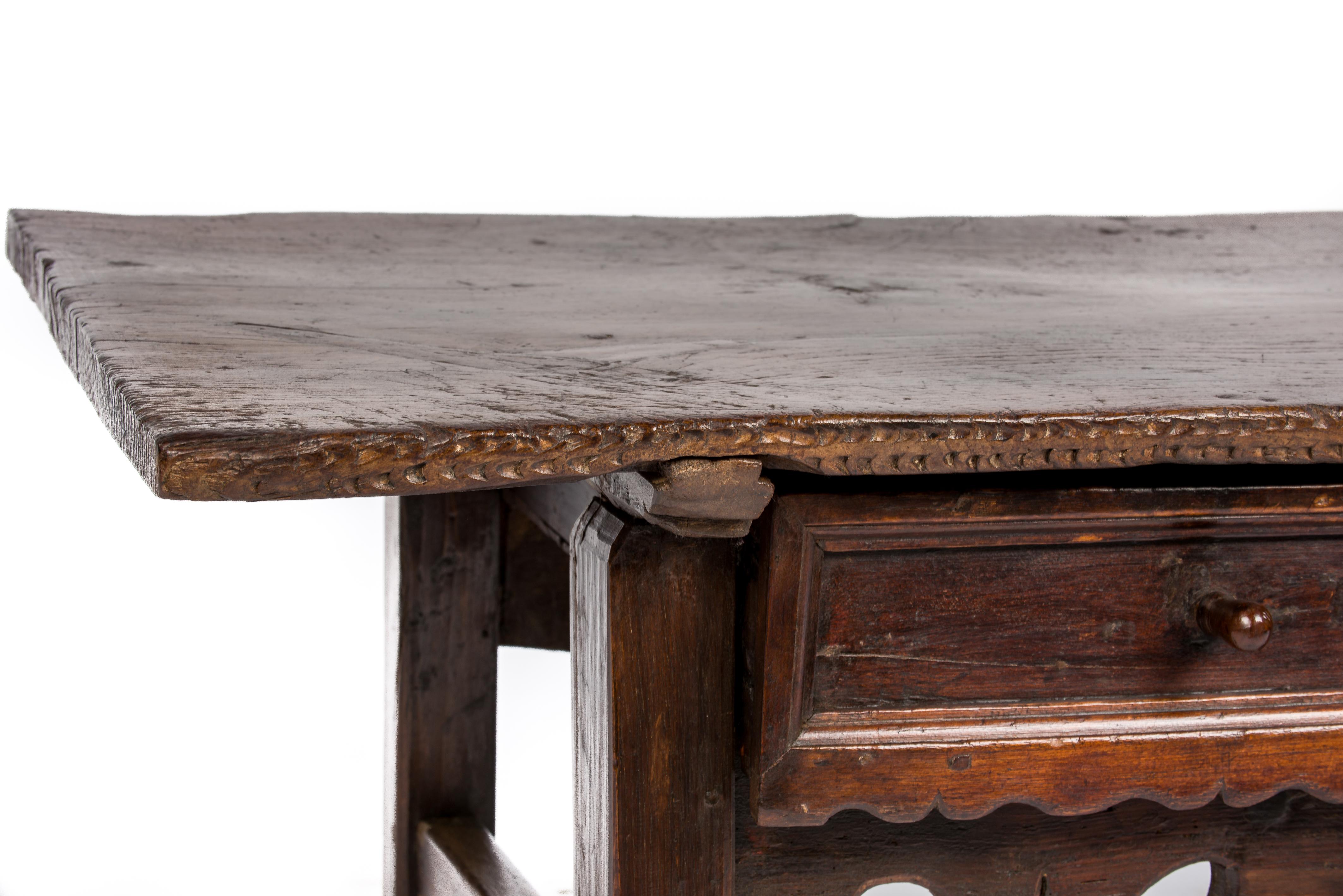 Ancienne table basse baroque du 18ème siècle en châtaignier rustique brun foncé en vente 2