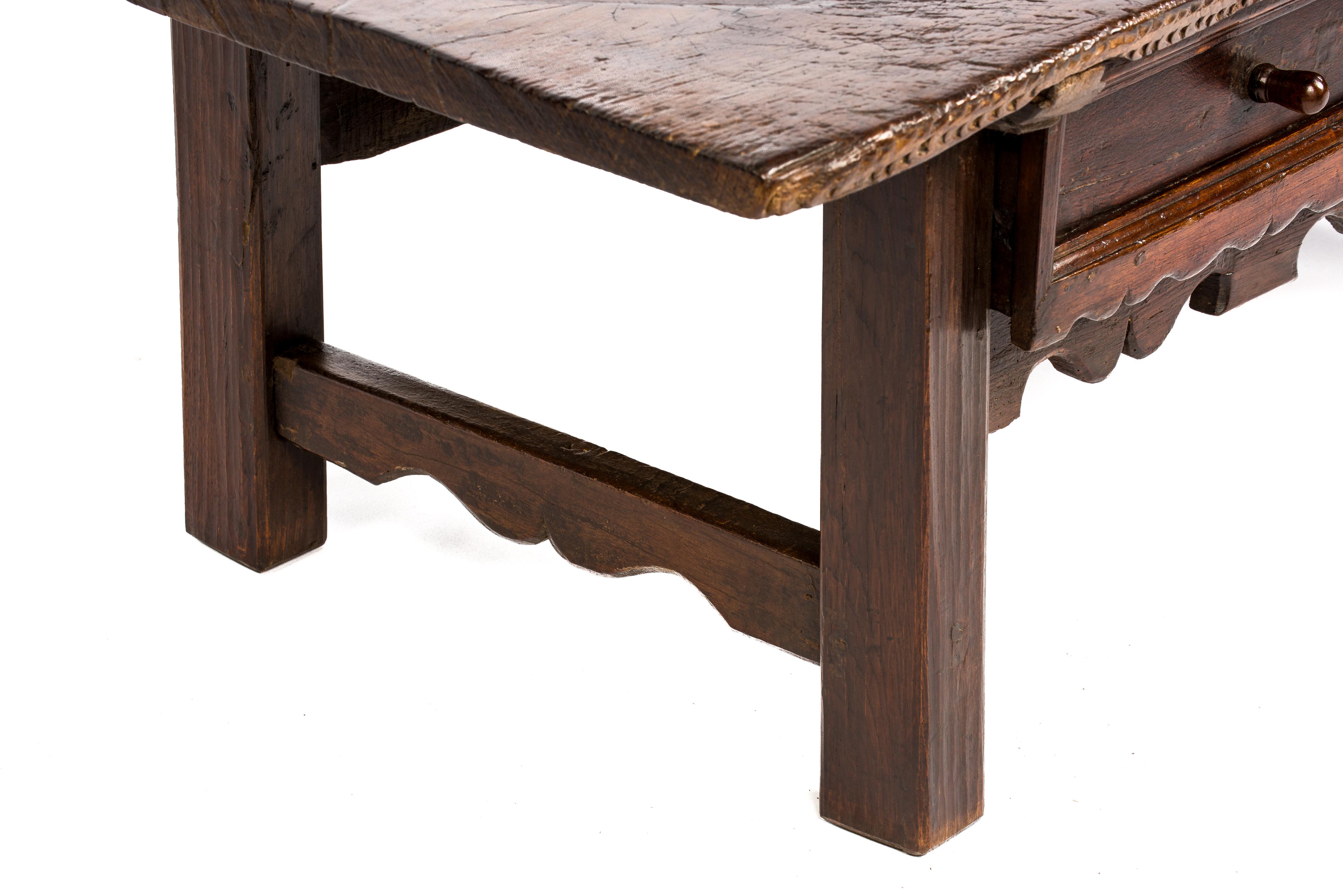 Ancienne table basse baroque du 18ème siècle en châtaignier rustique brun foncé en vente 3