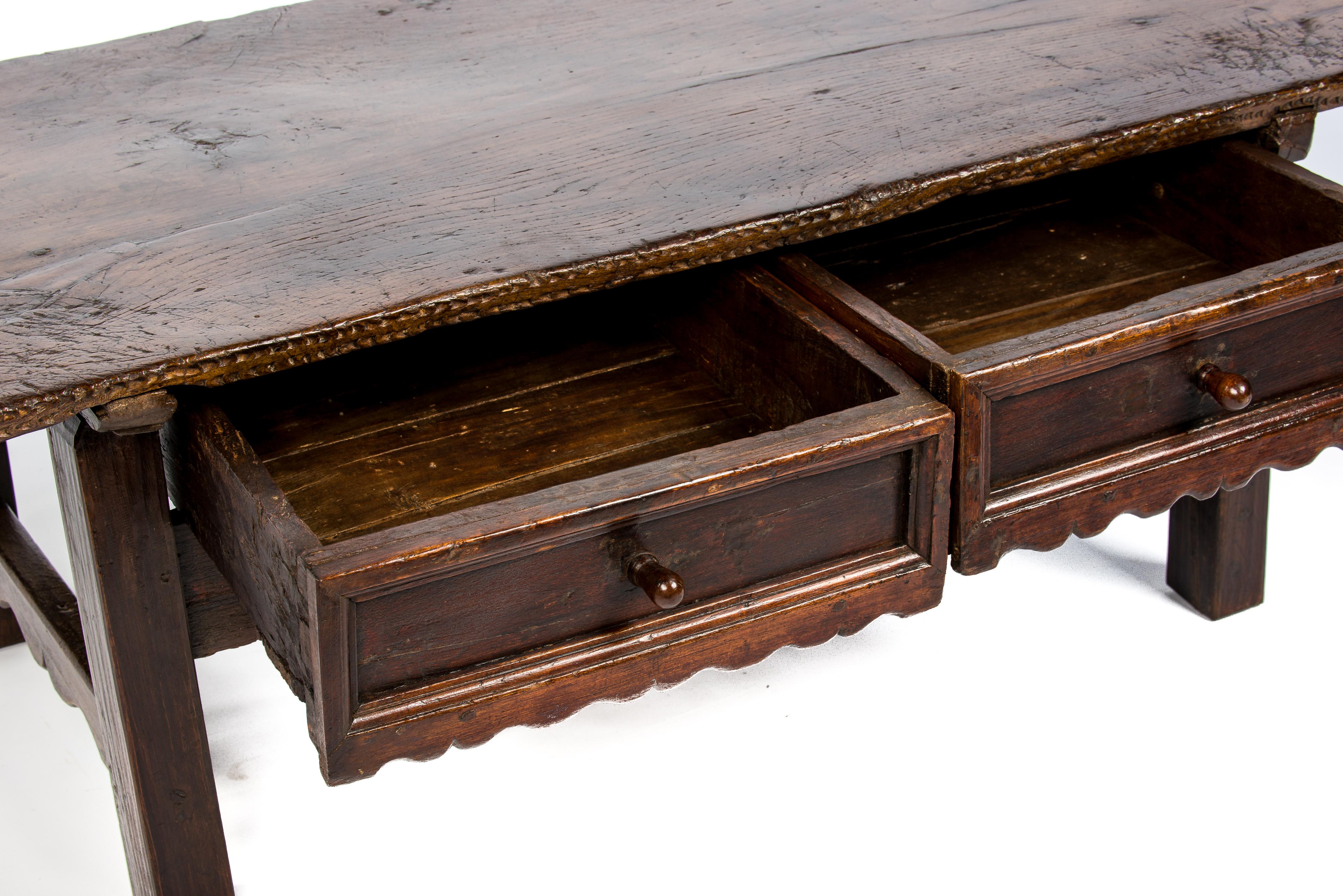 Mesa de centro antigua barroca del siglo XVIII de castaño rústico marrón oscuro en venta 6