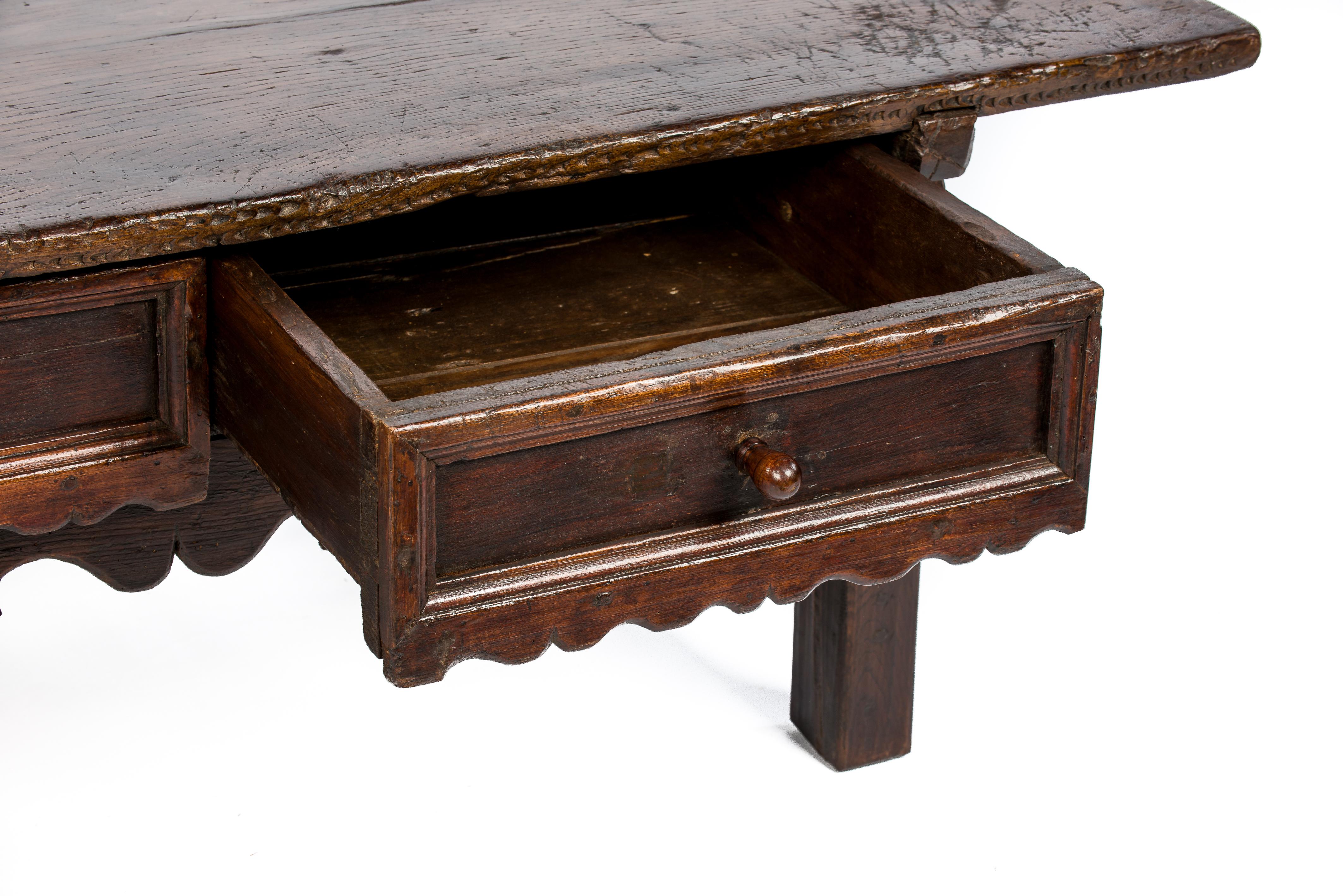 Mesa de centro antigua barroca del siglo XVIII de castaño rústico marrón oscuro en venta 7