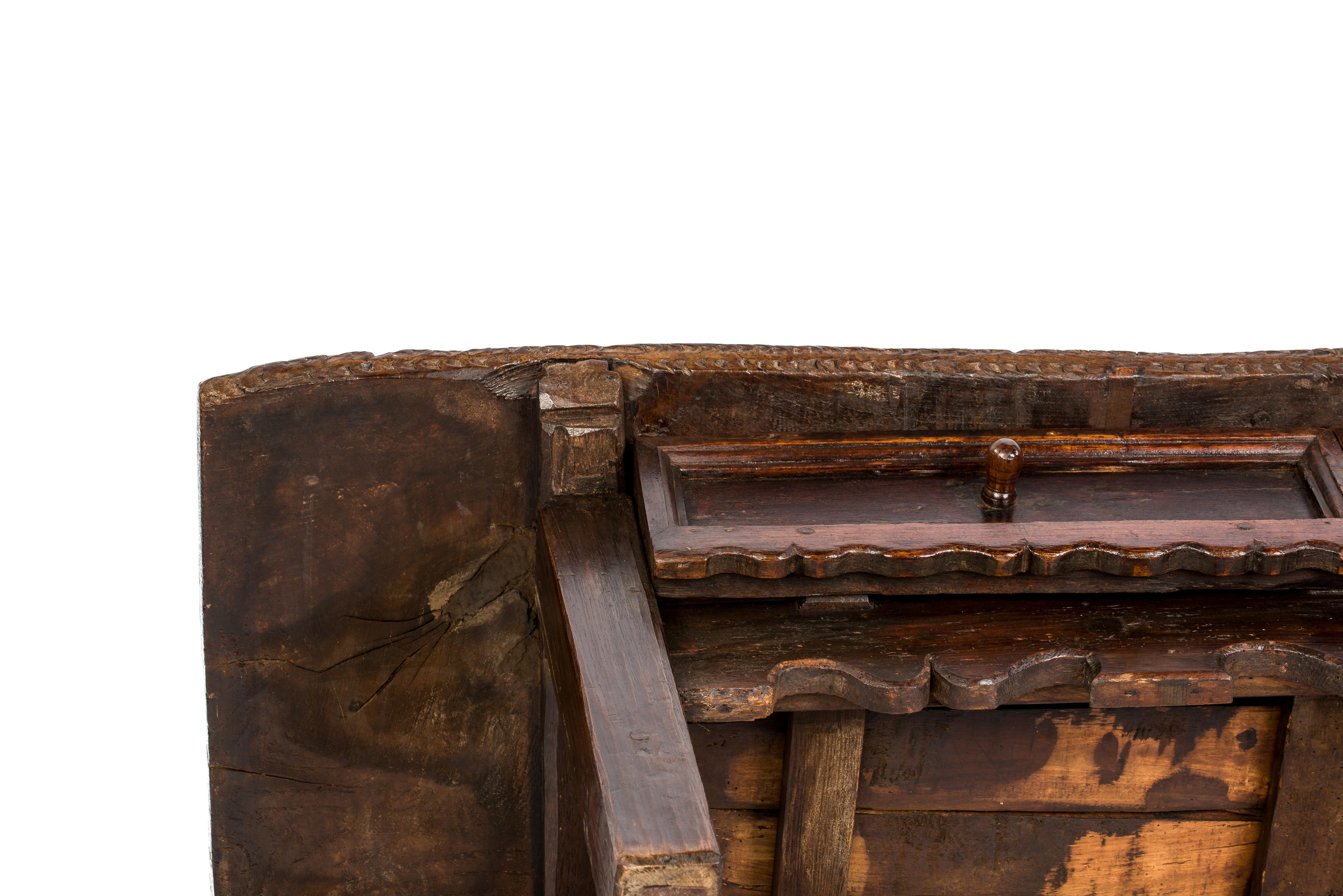 Ancienne table basse baroque du 18ème siècle en châtaignier rustique brun foncé en vente 9