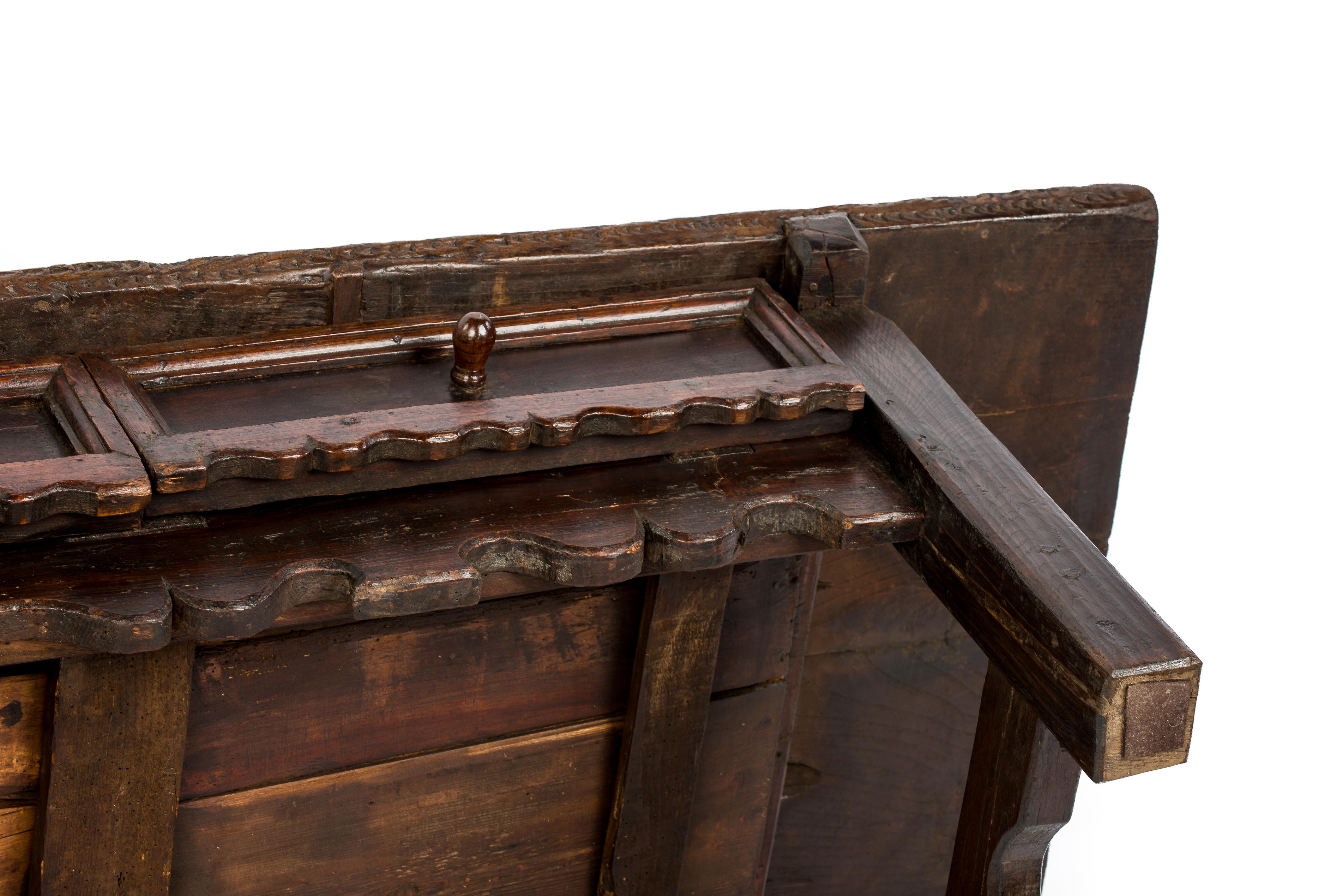 Mesa de centro antigua barroca del siglo XVIII de castaño rústico marrón oscuro en venta 11