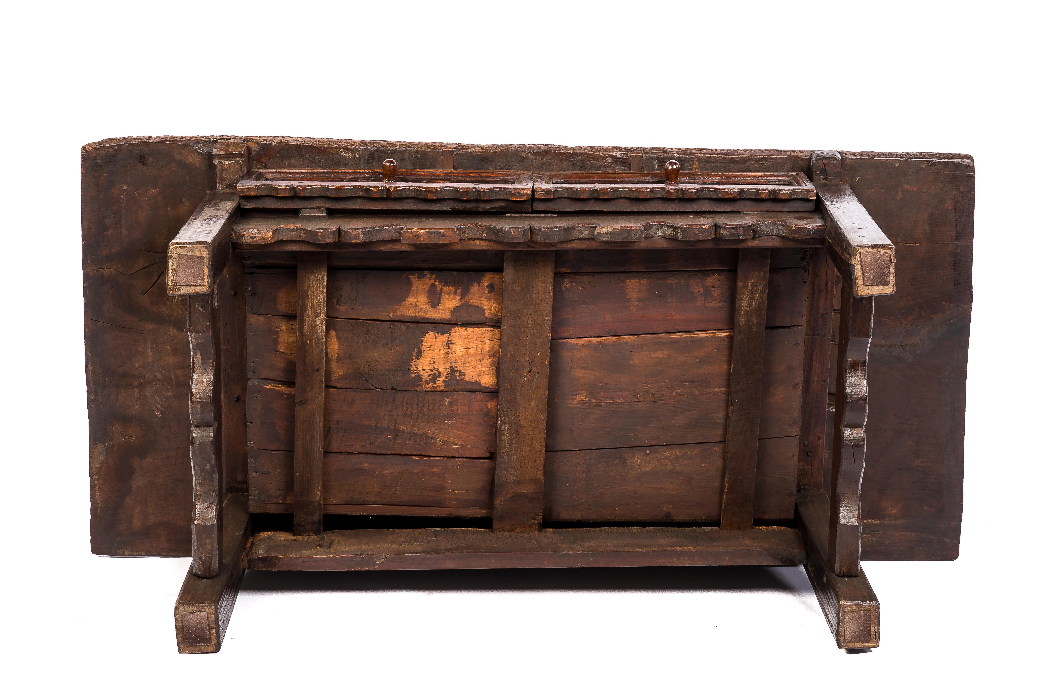 Ancienne table basse baroque du 18ème siècle en châtaignier rustique brun foncé en vente 11