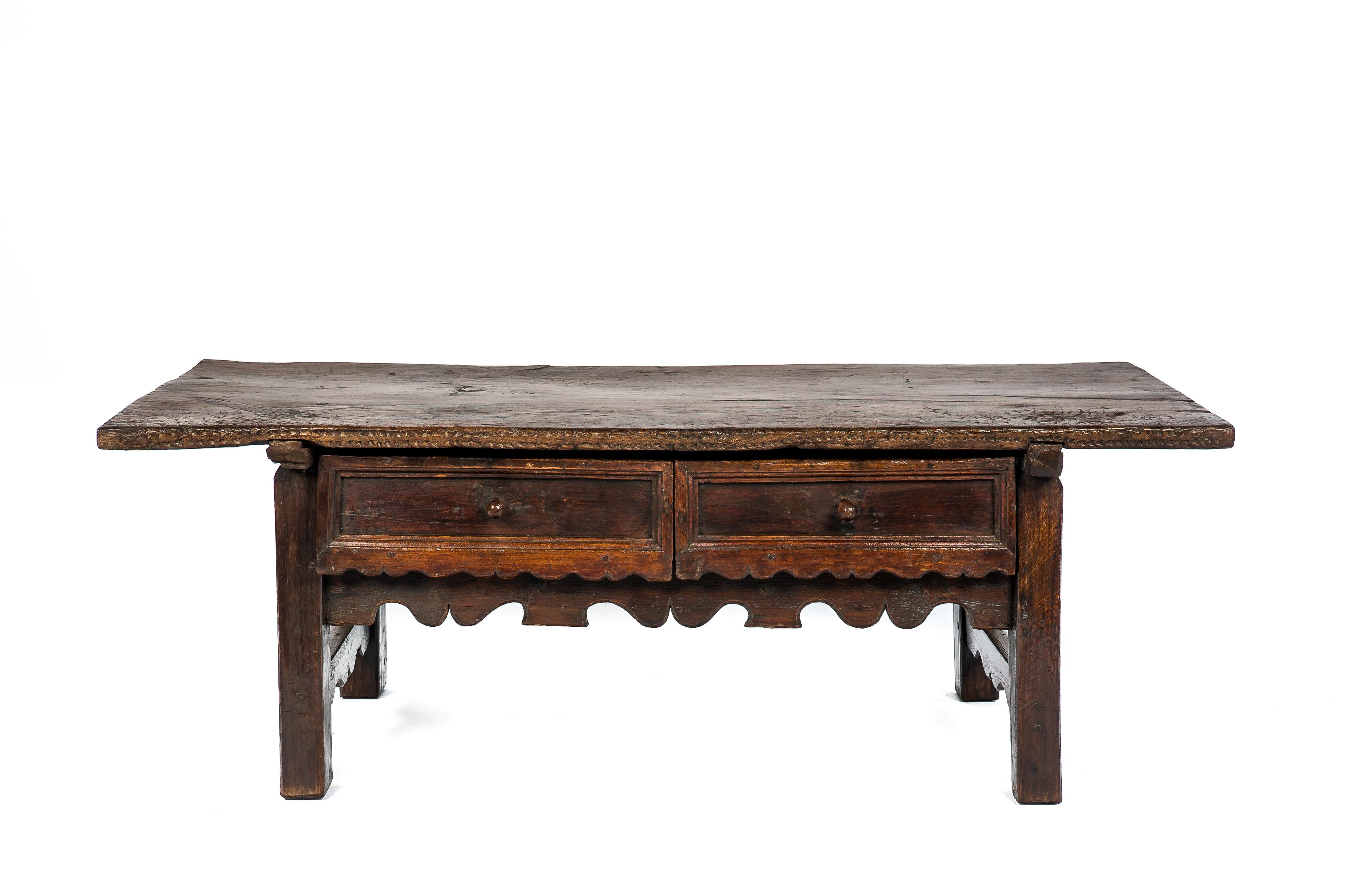 Esta hermosa mesa se fabricó en España a principios del siglo XVIII. Se fabricó completamente en castaño macizo. La parte superior está hecha de una sola pieza de madera y presenta un intrincado veteado. La parte superior se unía a la base mediante