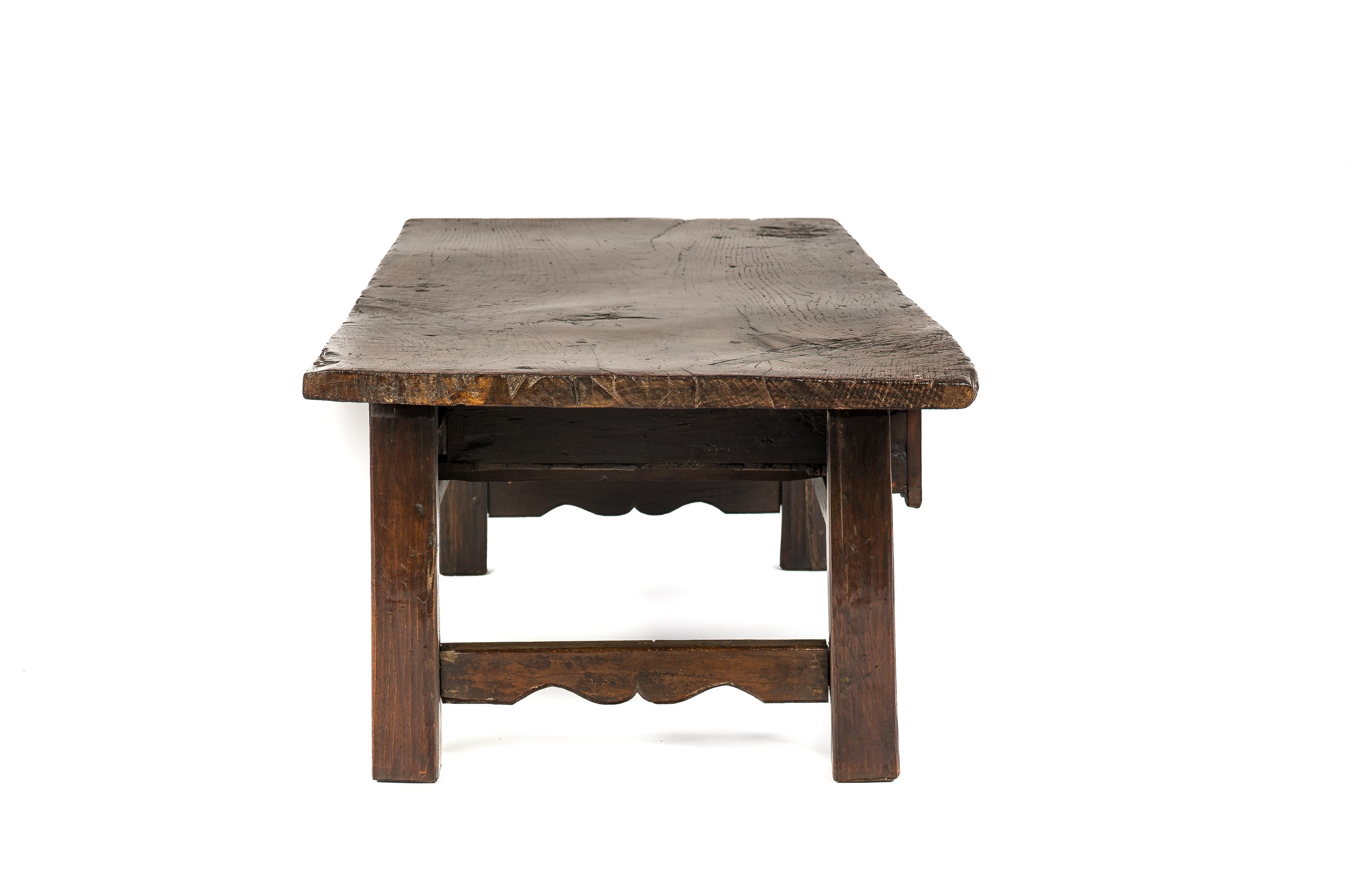 Baroque Ancienne table basse baroque du 18ème siècle en châtaignier rustique brun foncé en vente