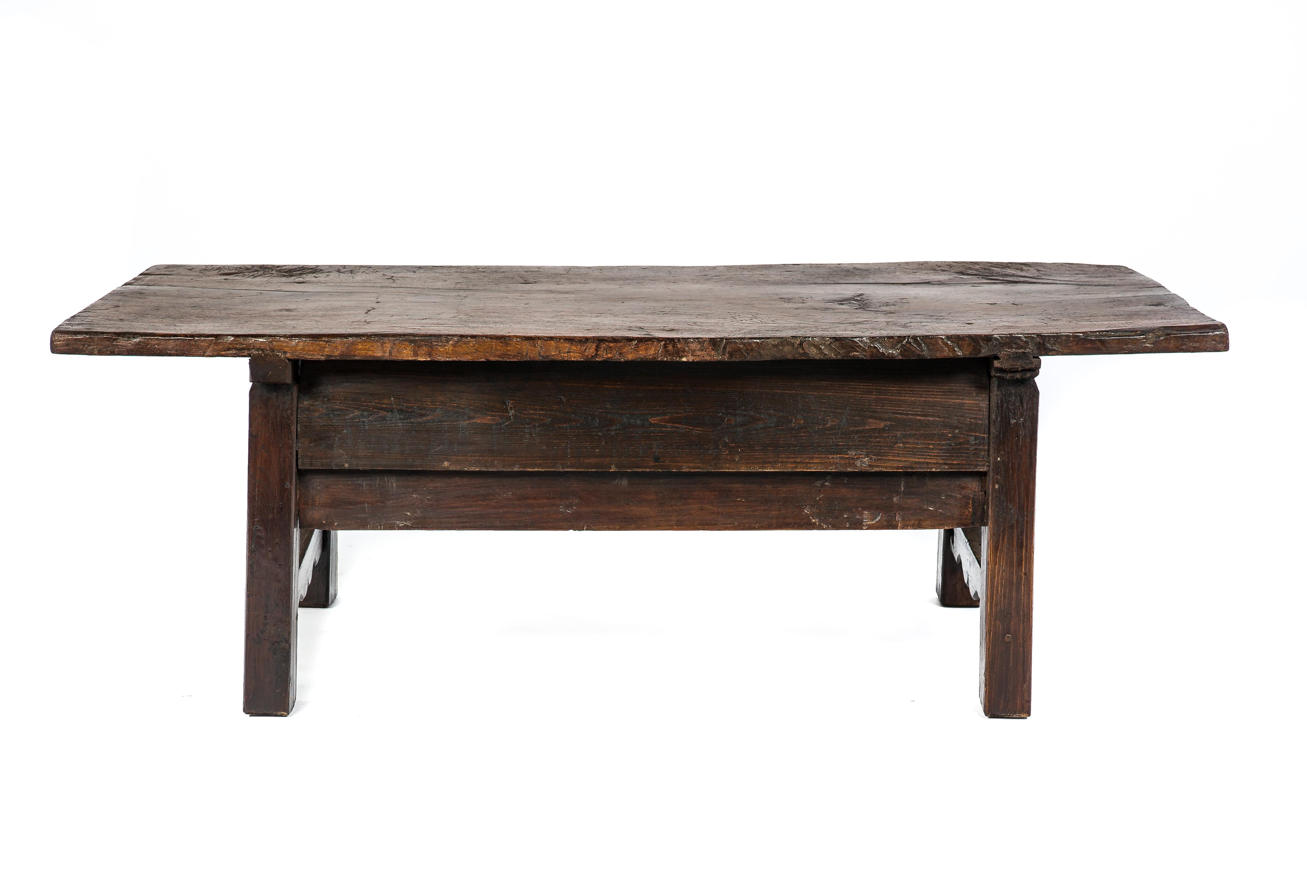 Espagnol Ancienne table basse baroque du 18ème siècle en châtaignier rustique brun foncé en vente