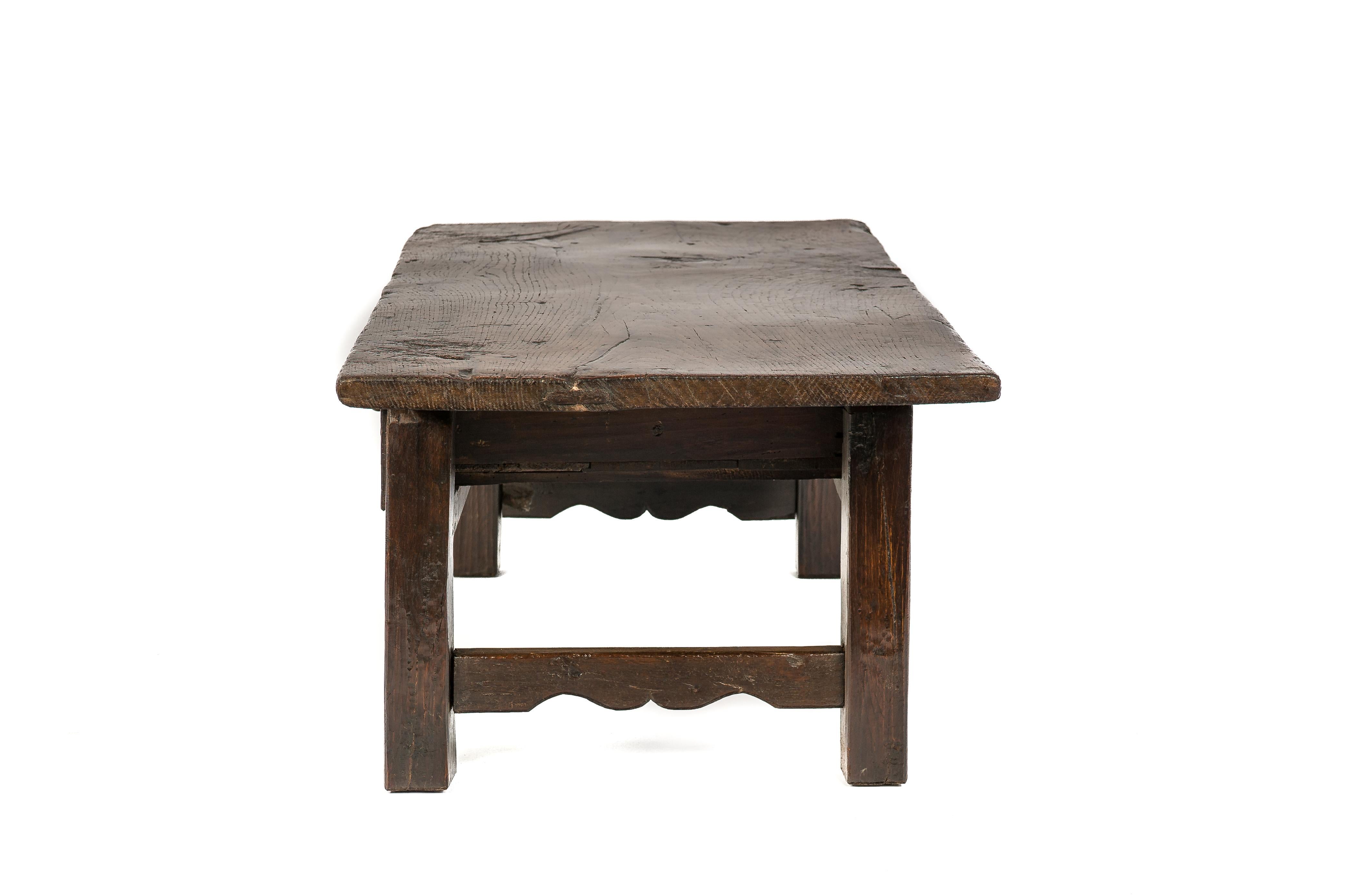 Poli Ancienne table basse baroque du 18ème siècle en châtaignier rustique brun foncé en vente