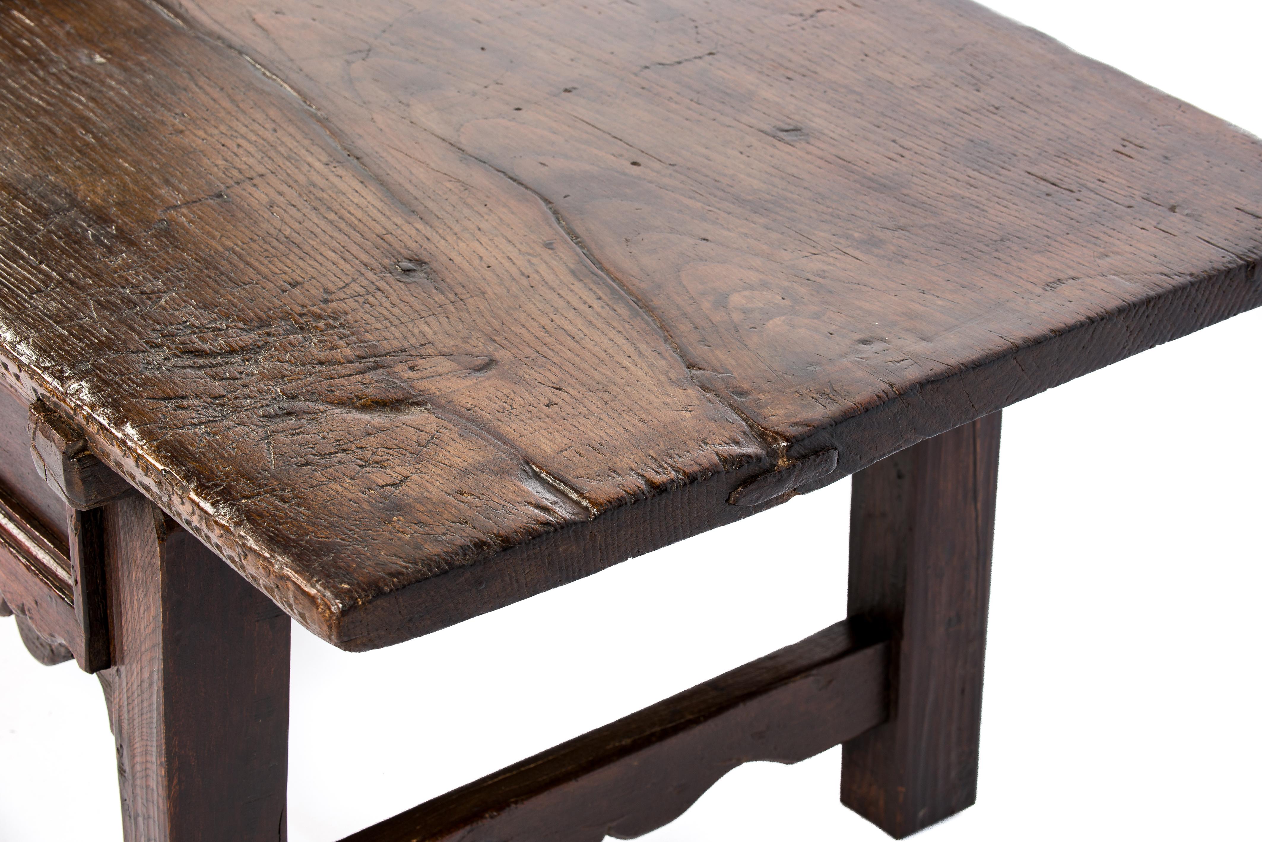 XVIIIe siècle Ancienne table basse baroque du 18ème siècle en châtaignier rustique brun foncé en vente