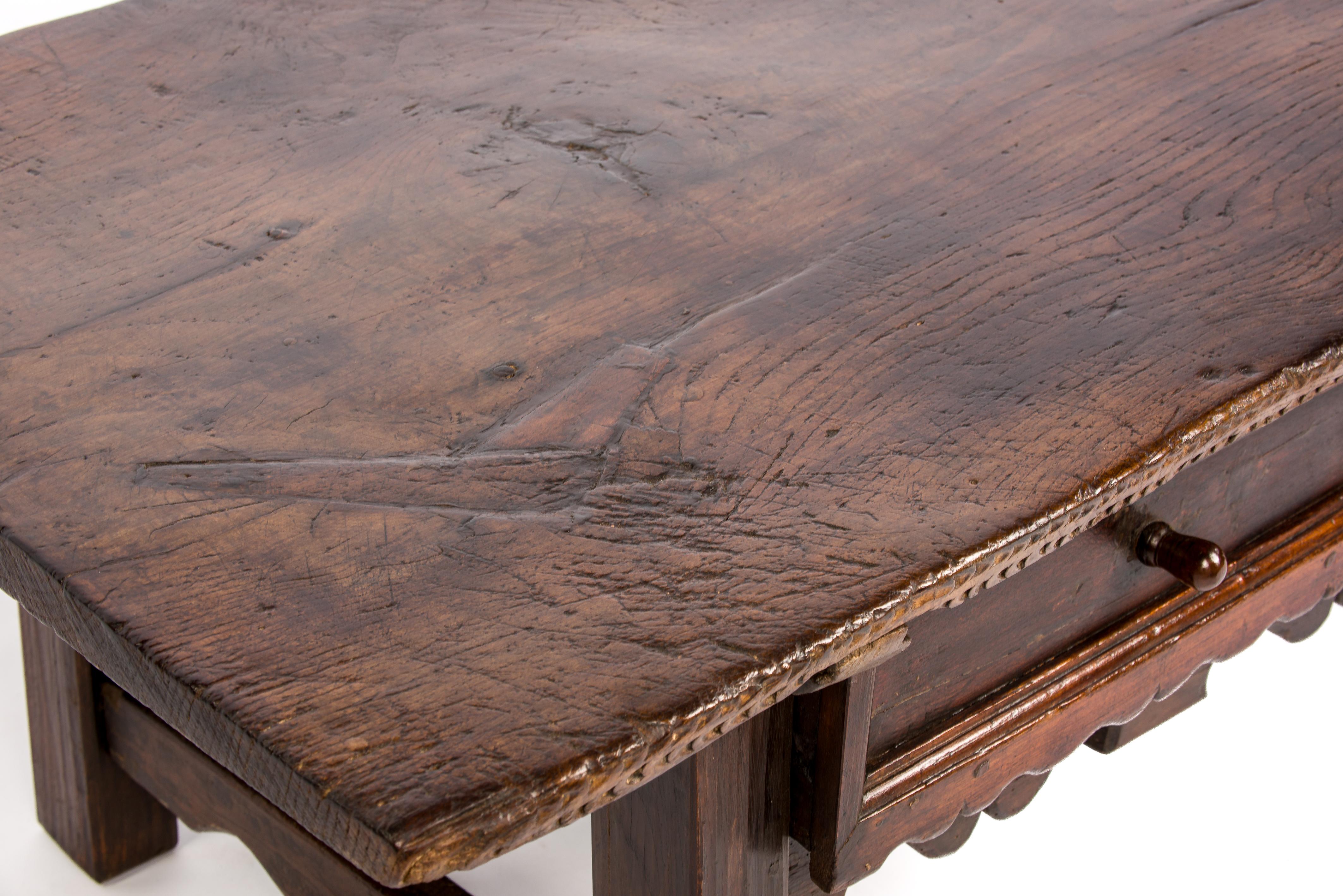 Châtaignier Ancienne table basse baroque du 18ème siècle en châtaignier rustique brun foncé en vente