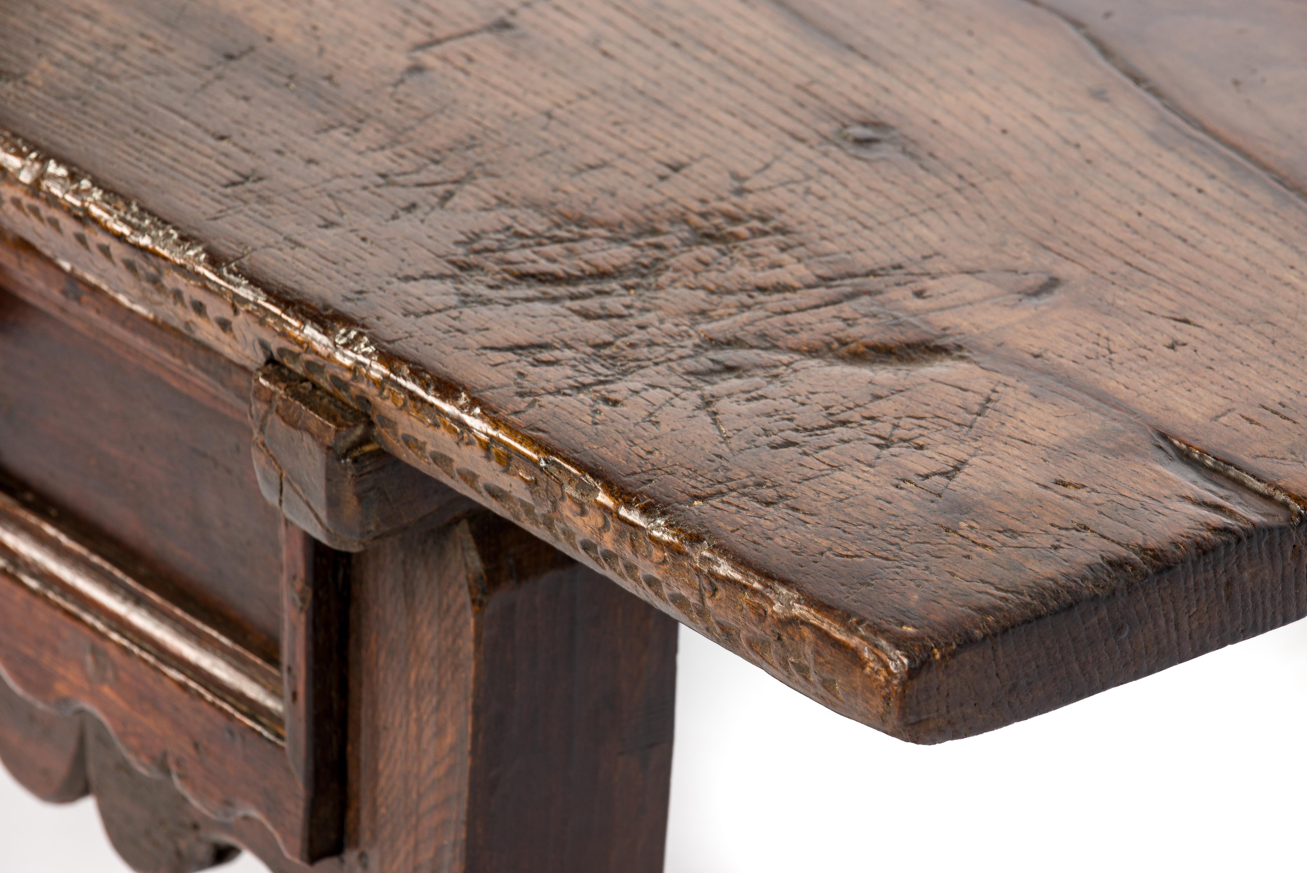 Ancienne table basse baroque du 18ème siècle en châtaignier rustique brun foncé en vente 1
