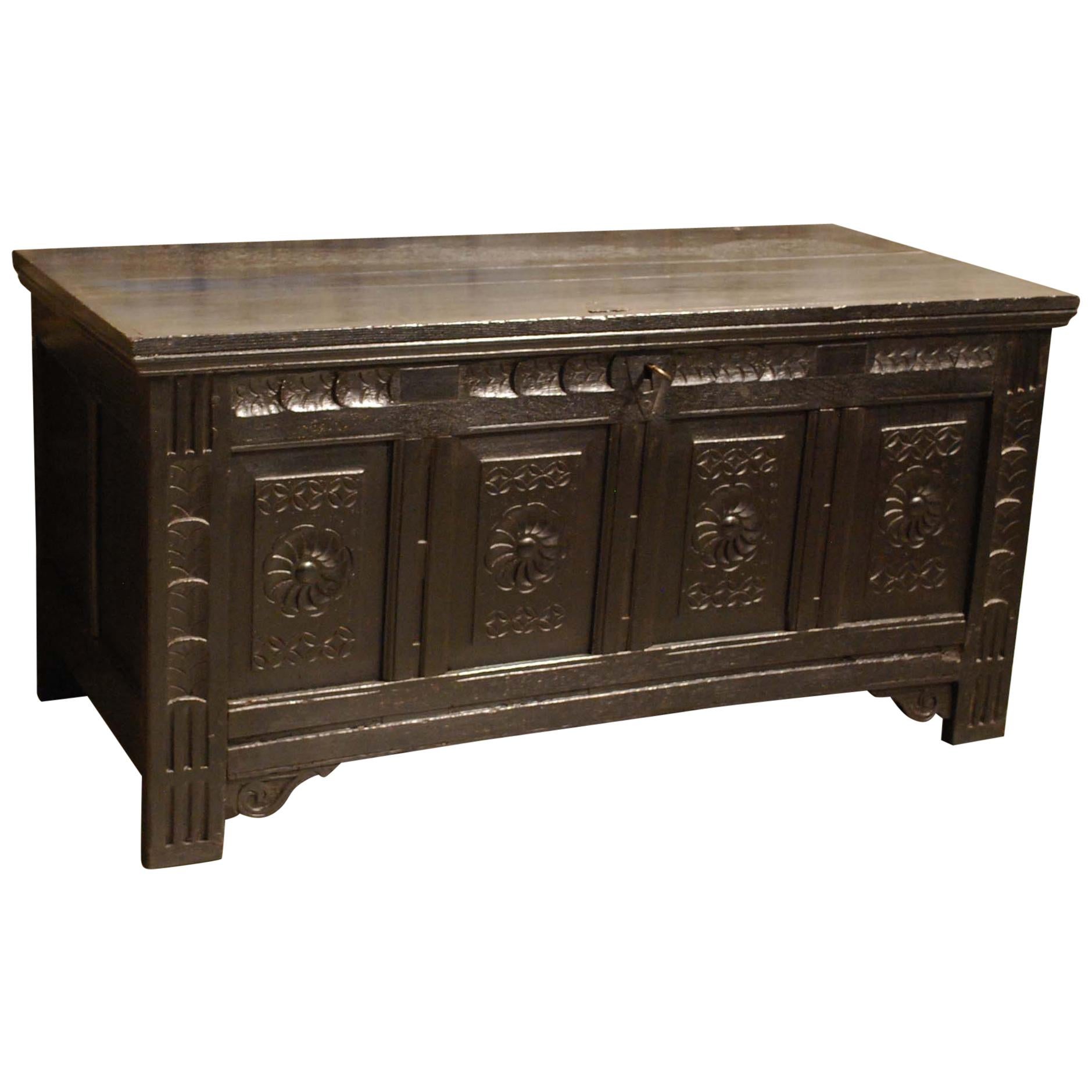 Ancienne commode Renaissance hollandaise en chêne sculpté noir du 18e siècle