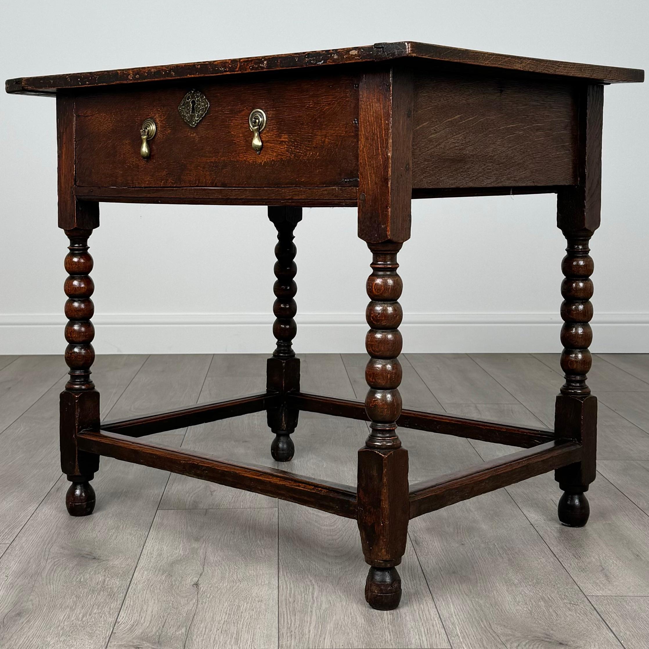 British Antique 18th Century Bobbin Turned Oak Side Table ( REF AF-3607 ) For Sale