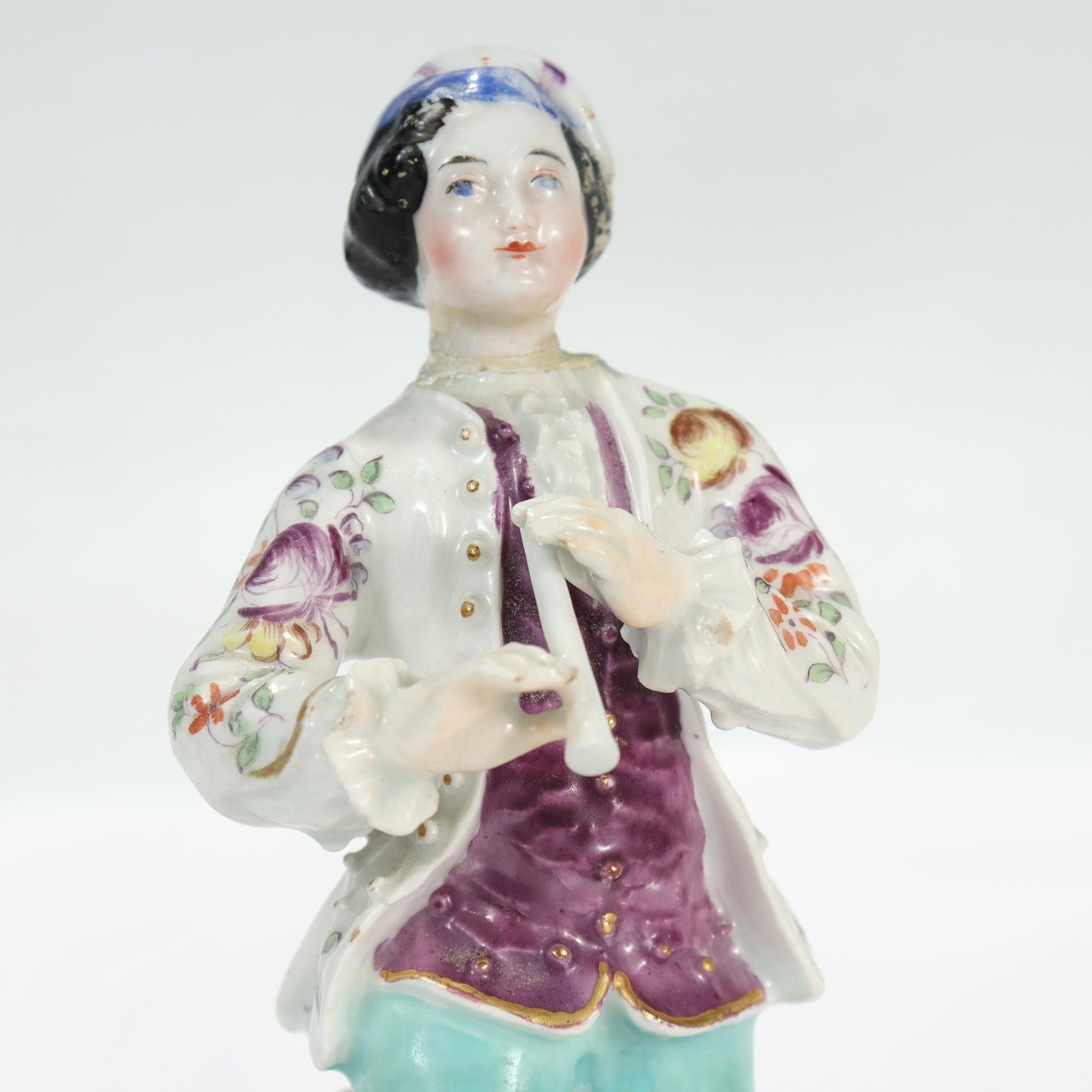 Figure d'un joueur de flûte en porcelaine anglaise du 18ème siècle avec nœud  en vente 3