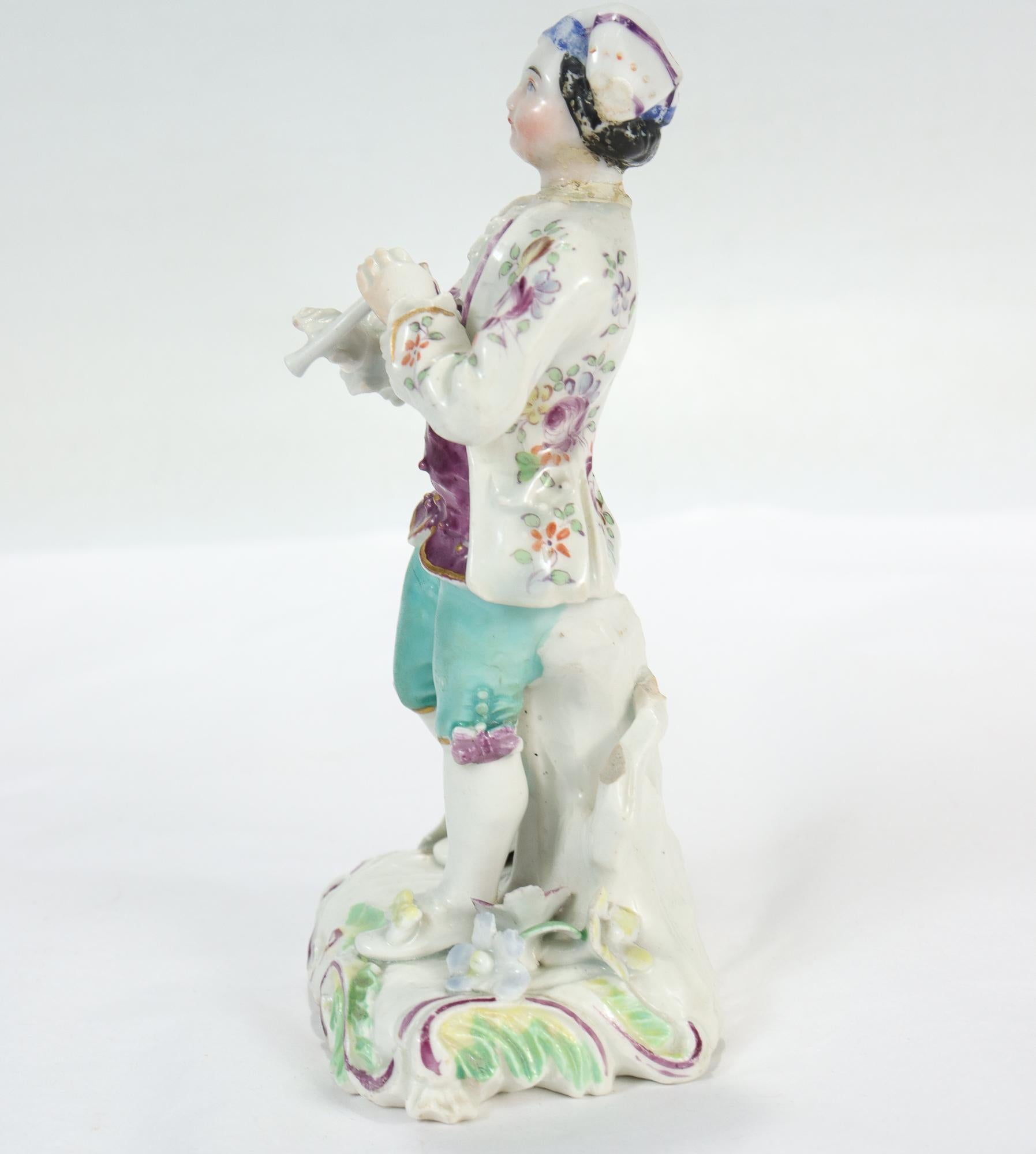 Georgien Figure d'un joueur de flûte en porcelaine anglaise du 18ème siècle avec nœud  en vente