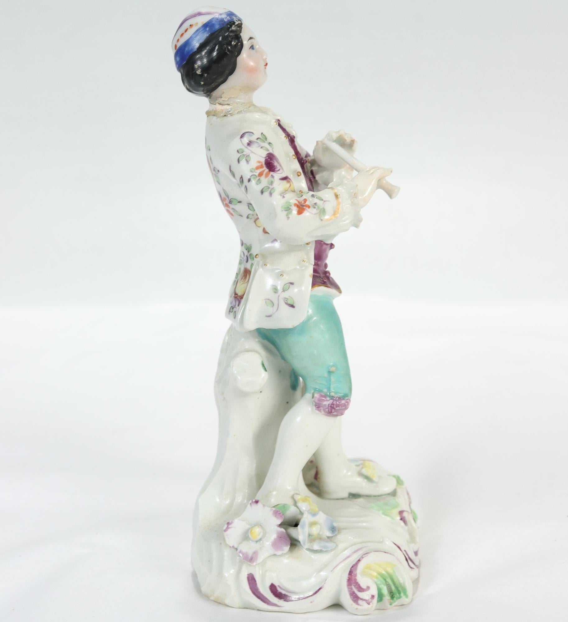 Figure d'un joueur de flûte en porcelaine anglaise du 18ème siècle avec nœud  État moyen - En vente à Philadelphia, PA