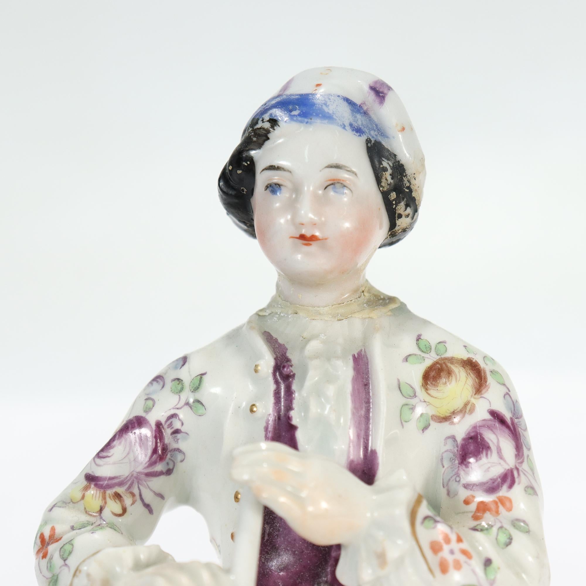 XVIIIe siècle et antérieur Figure d'un joueur de flûte en porcelaine anglaise du 18ème siècle avec nœud  en vente