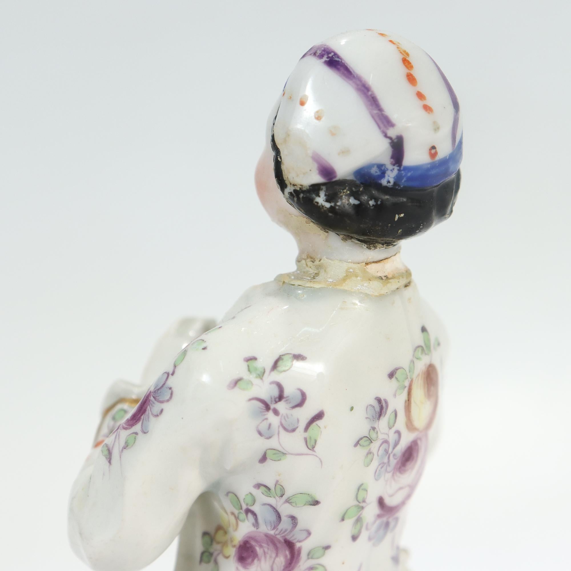 Porcelaine Figure d'un joueur de flûte en porcelaine anglaise du 18ème siècle avec nœud  en vente
