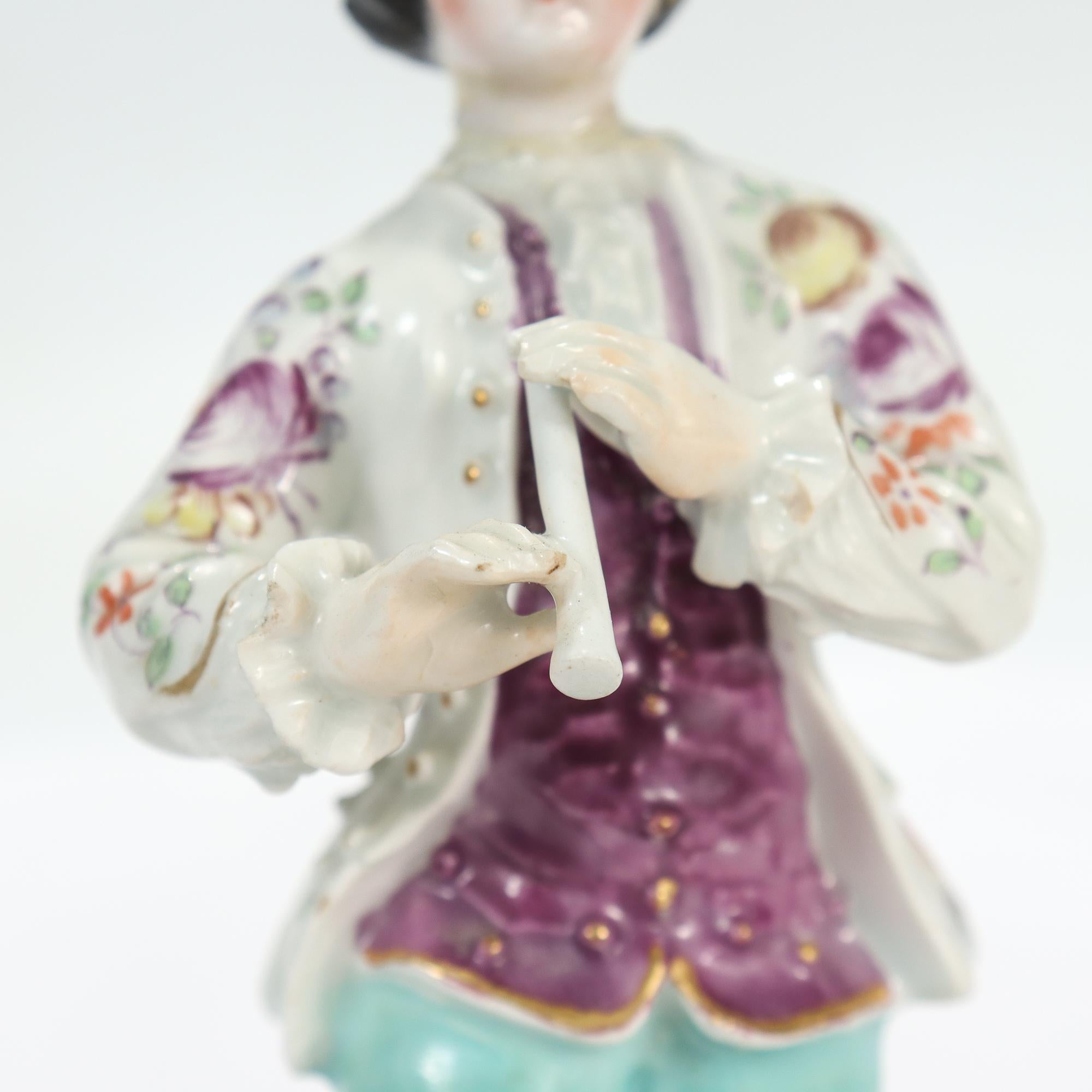 Figure d'un joueur de flûte en porcelaine anglaise du 18ème siècle avec nœud  en vente 2