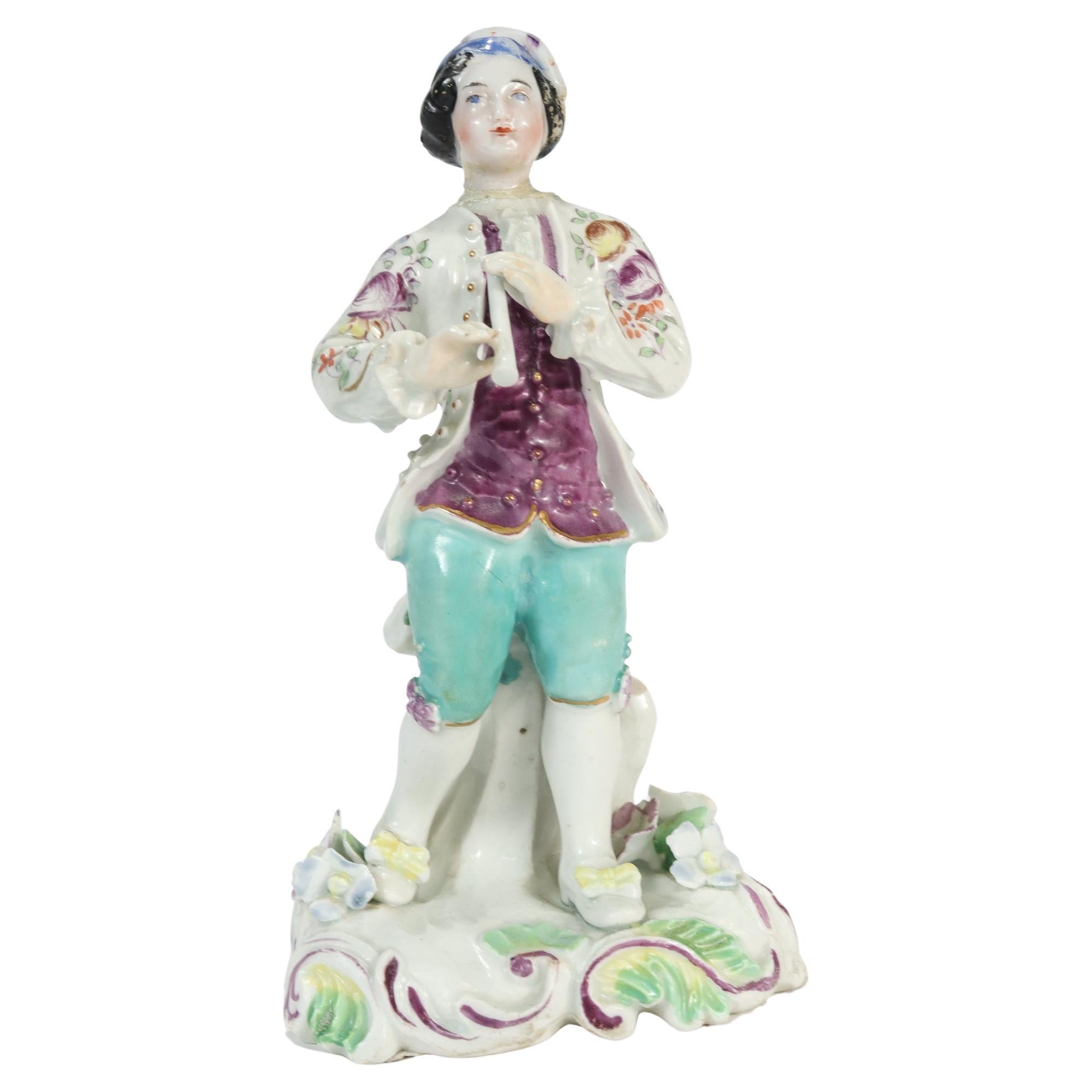 Figure d'un joueur de flûte en porcelaine anglaise du 18ème siècle avec nœud  en vente