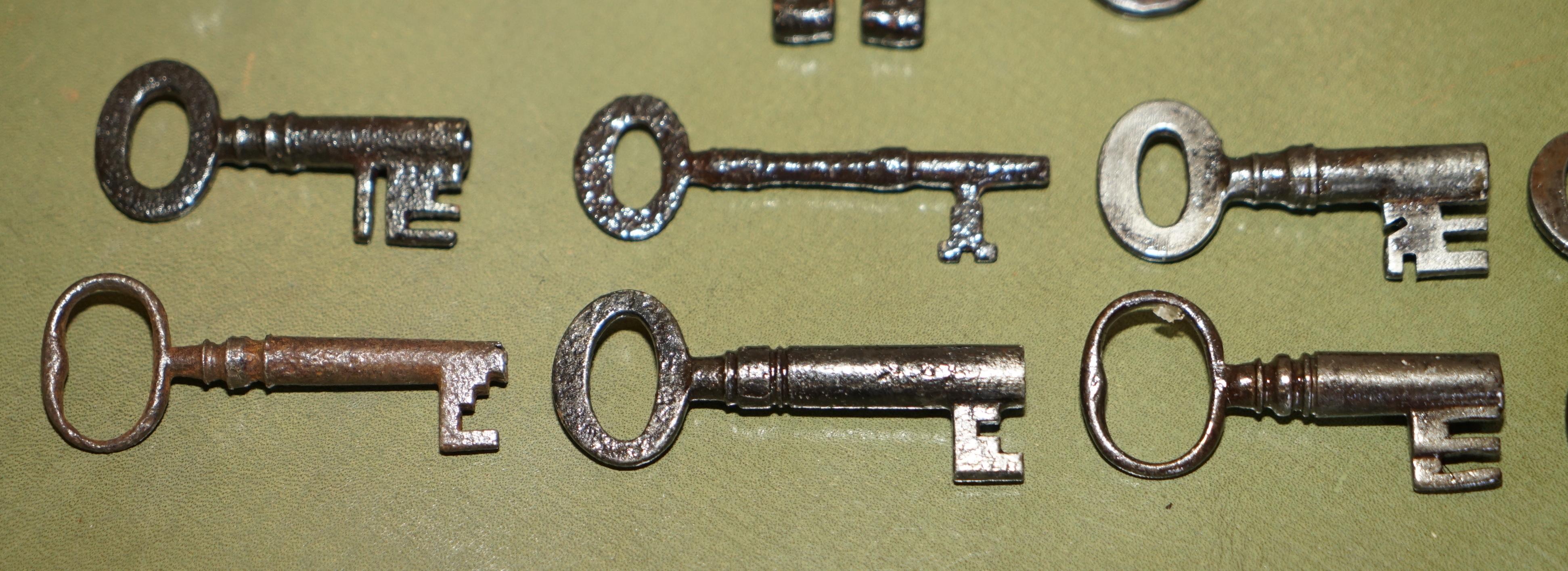 Antike Schachtel mit georgianischen Schlüsseln aus dem 18. Jahrhundert, Honble J A Ellis Kings Agent 1763-1776 im Angebot 4
