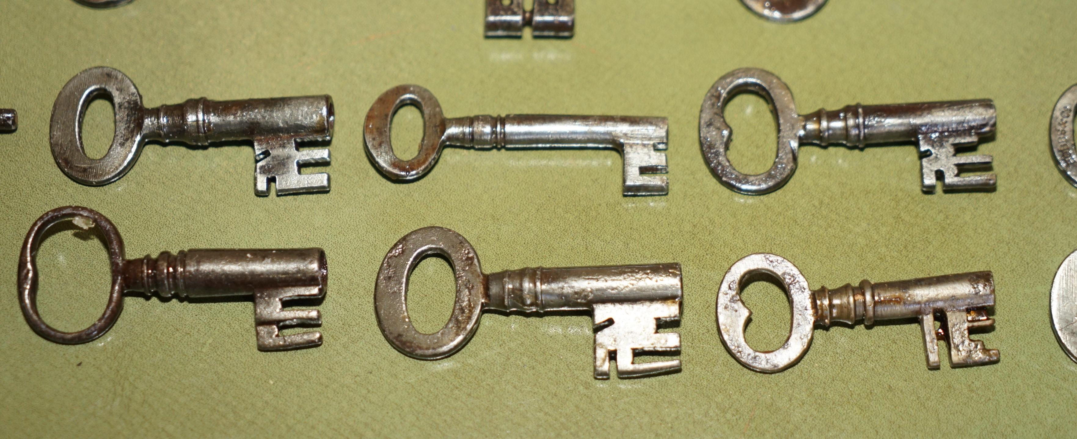 Ancienne boîte à clés géorgienne du 18ème siècle Honble J A Ellis Kings agent 1763-1776 en vente 6