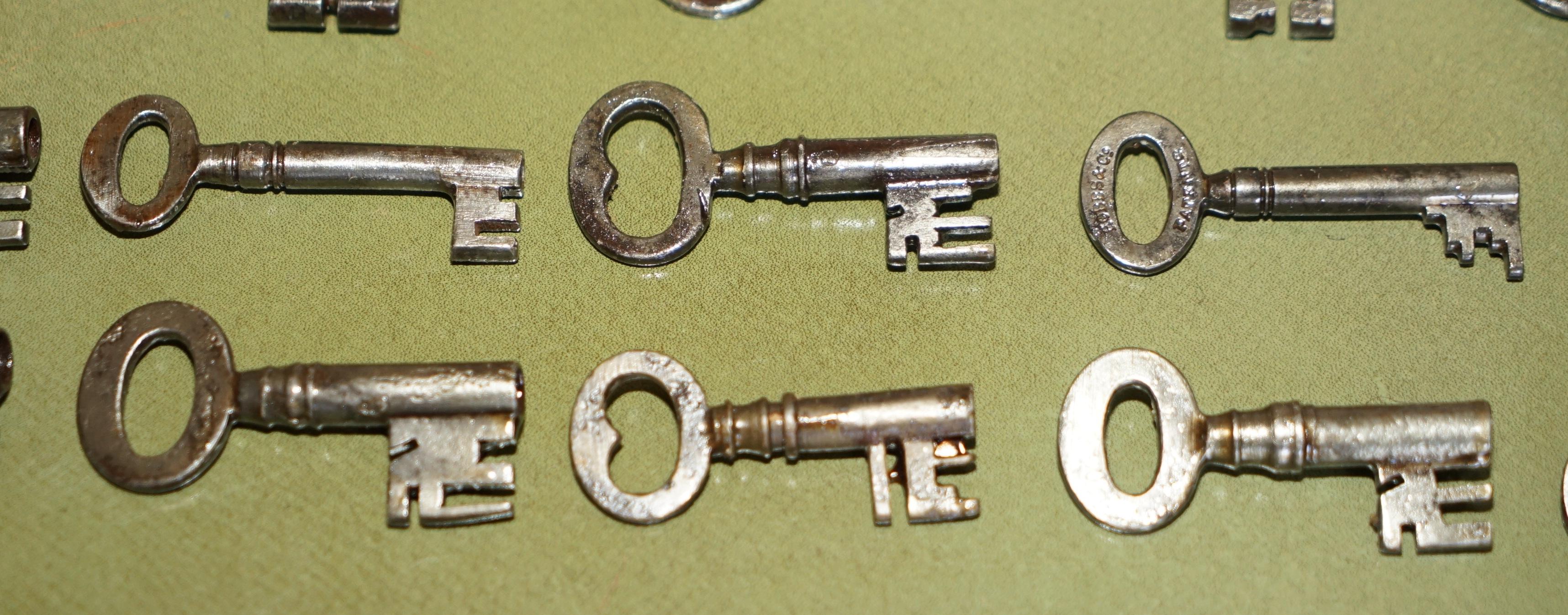 Ancienne boîte à clés géorgienne du 18ème siècle Honble J A Ellis Kings agent 1763-1776 en vente 7