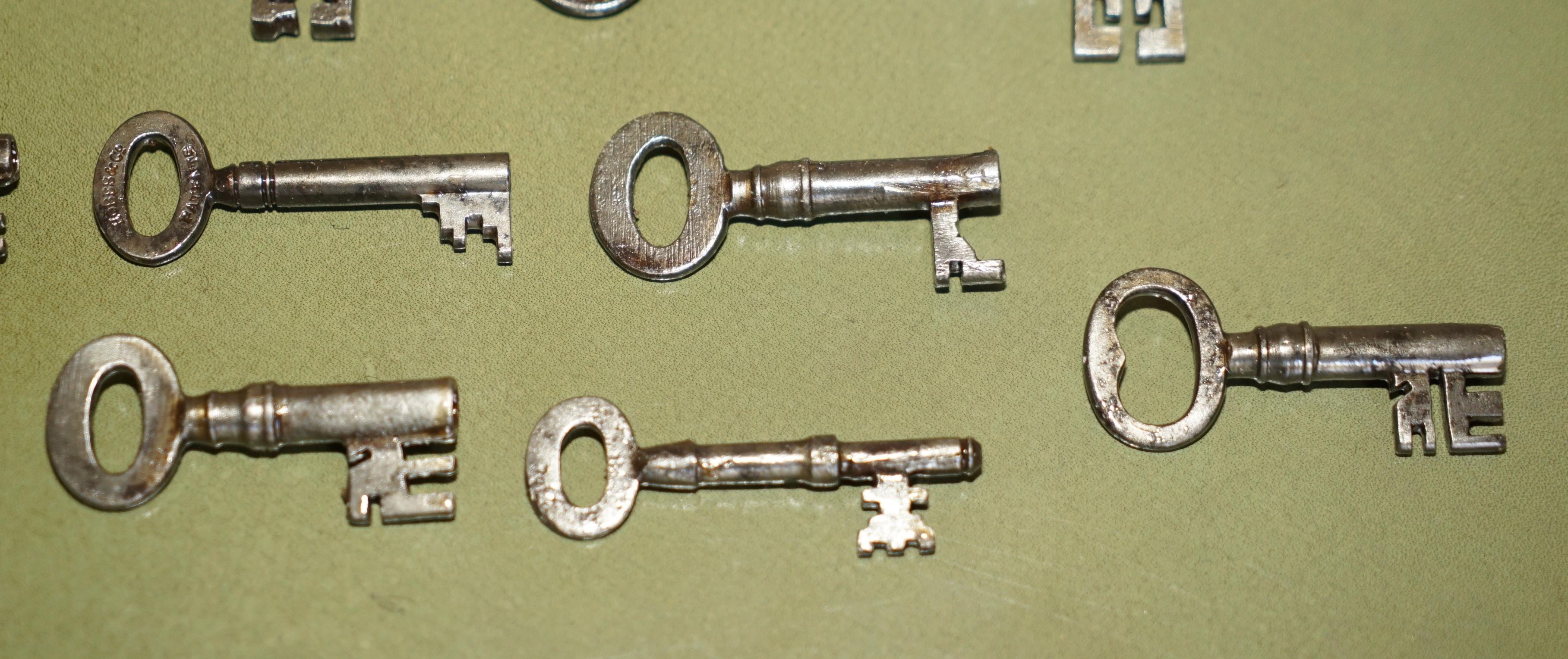 Ancienne boîte à clés géorgienne du 18ème siècle Honble J A Ellis Kings agent 1763-1776 en vente 9